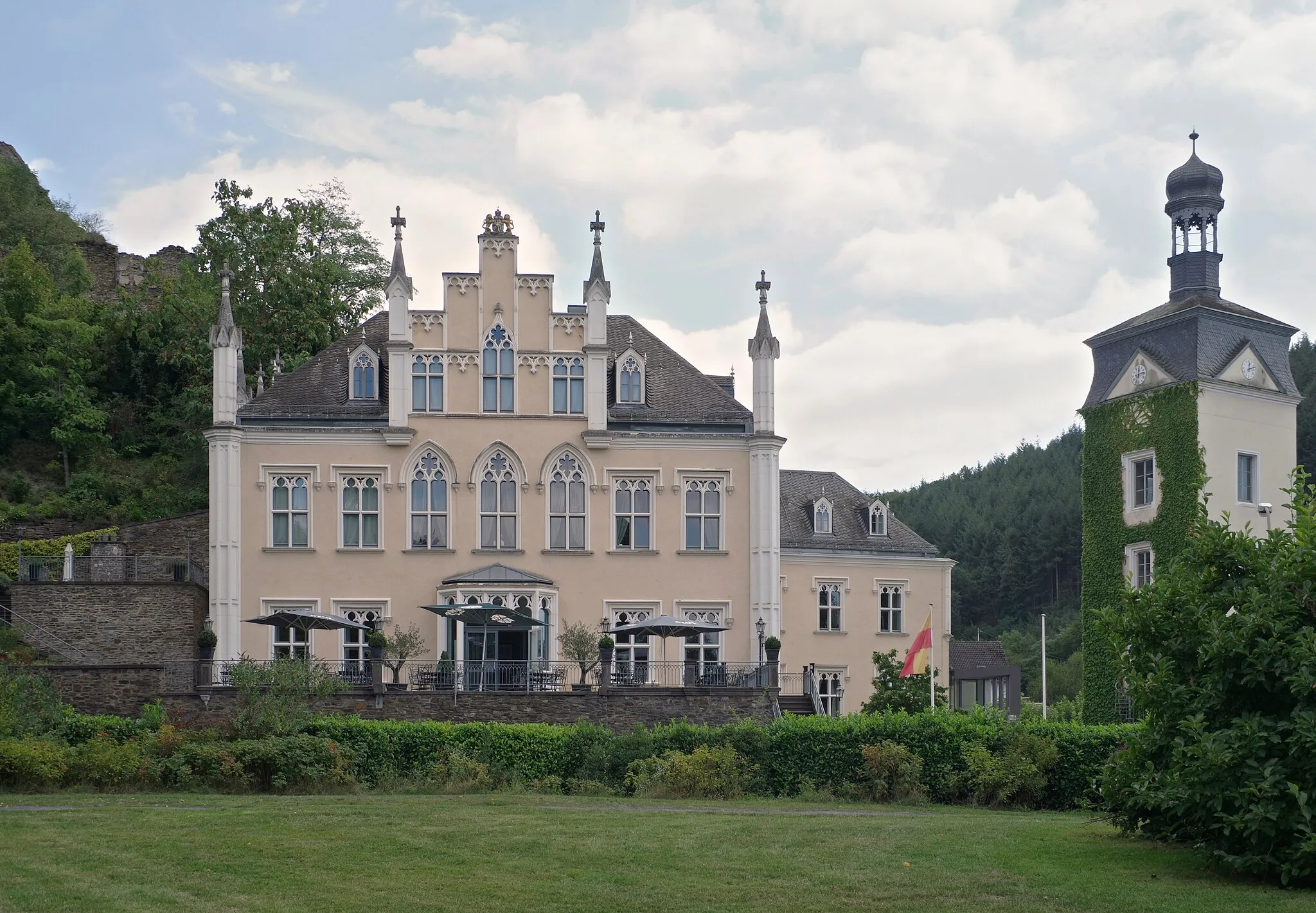 Photo showing: Bendorf Sayn, Schloss Sayn, Abteistraße 1, zwei- und dreigeschossiger Zweiflügelbau, im Kern mittelalterlich, seit 1500 Burghaus der Herren von Reiffenberg, 1757 barockisiert, 1848–50 neugotisch umgestaltet