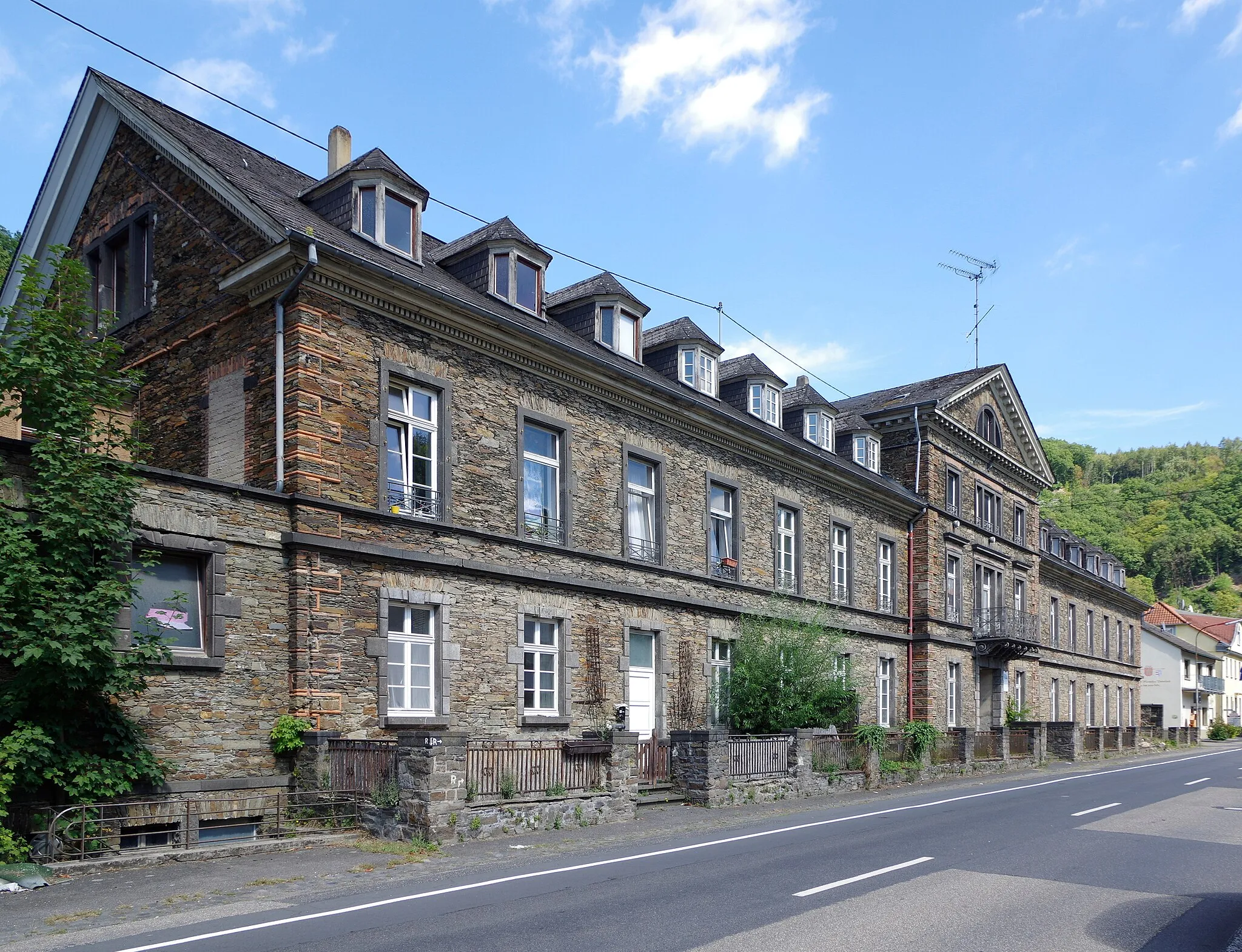 Photo showing: Bendorf Sayn, Koblenz-Olper-Straße 175, ehemalige Maschinenfabrik des Freiherrn von Bleul, später Krupp'sches Erholungsheim; vierzehnachsiger Bruchsteinbau mit dreiachsigem Mittelrisalit, 1839