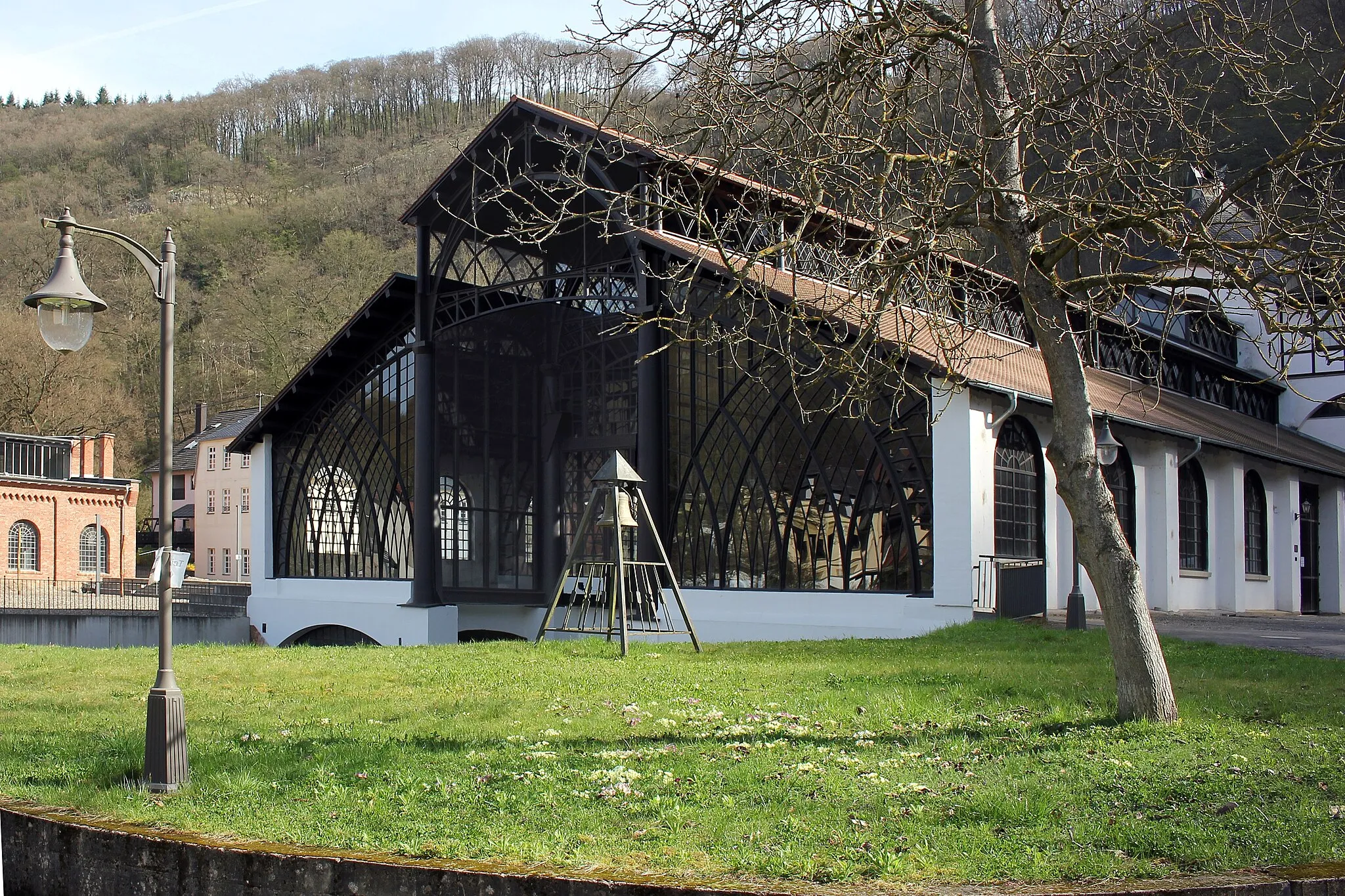 Photo showing: Gießhalle in Sayn, erbaut 1825 bis 1830, vor Fertigstellung der Restaurierung noch mit weißem Anstrich; Blick von Südwesten