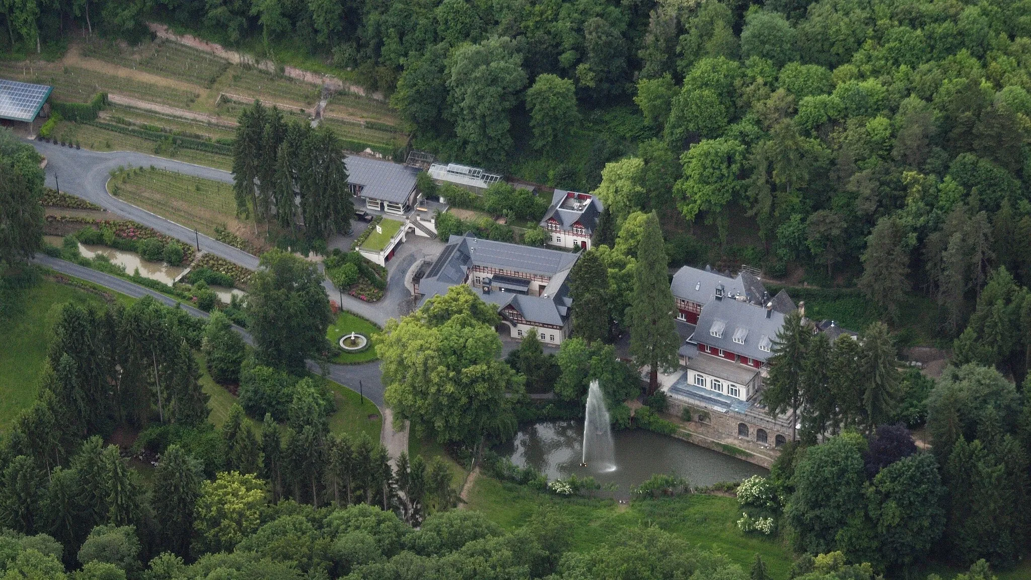 Photo showing: Schloss Calmuth, ehemals Sitz der „Internationale Filmunion GmbH“: Luftaufnahme