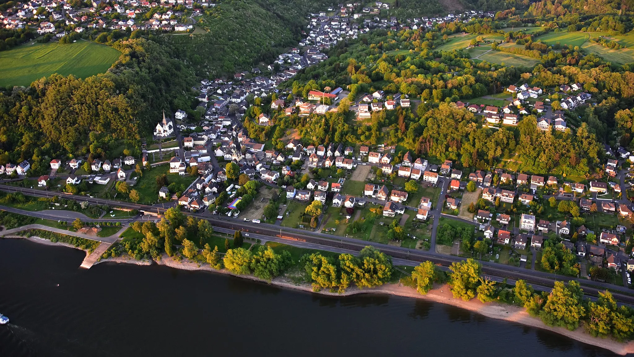 Photo showing: Leubsdorf (am Rhein), Luftaufnahme (2018)