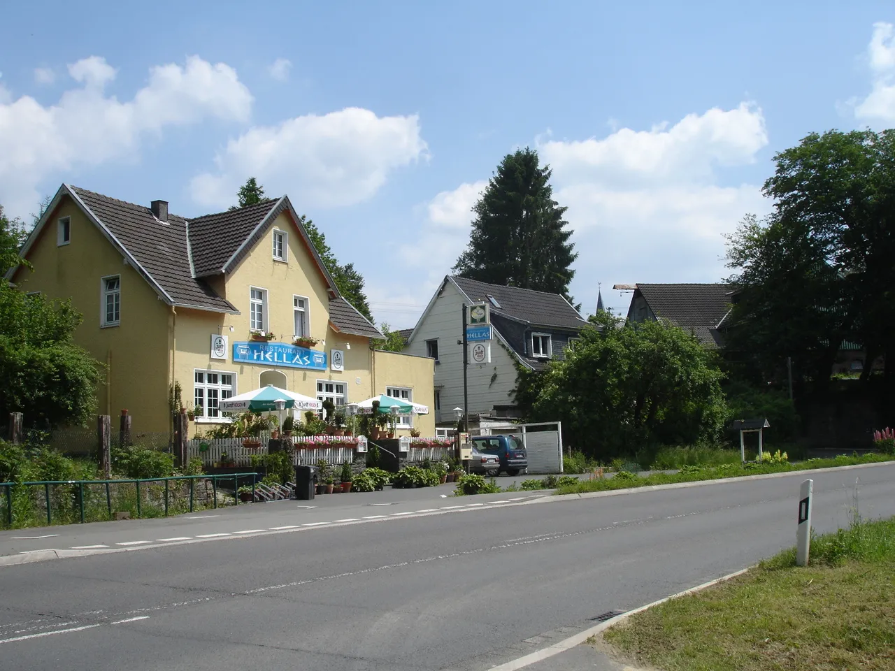 Photo showing: Waldbröl-Ziegenhardt. Häuser an der Brölstraße