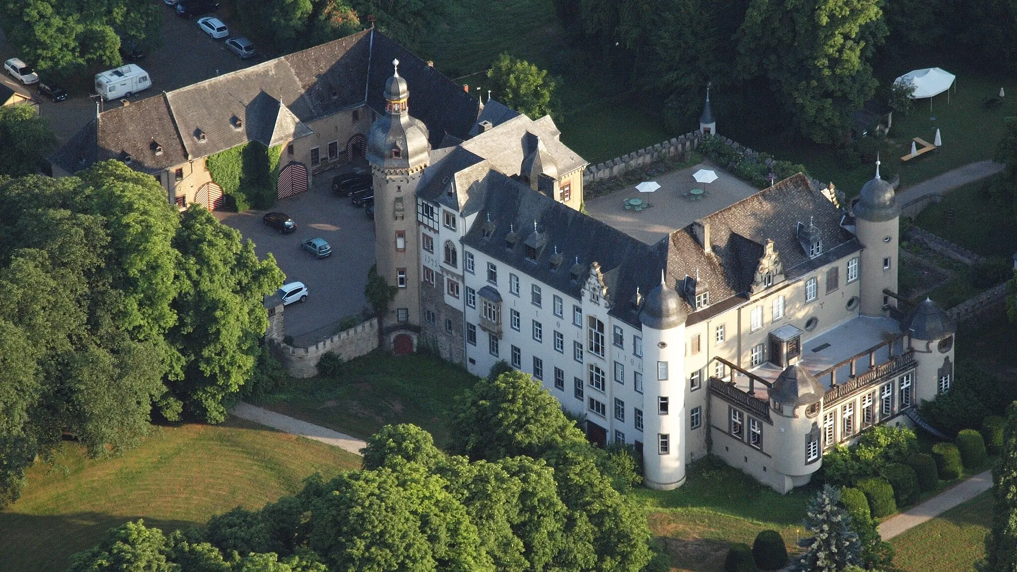 Photo showing: Burg Namedy: Luftaufnahme aus nordöstlicher Richtung