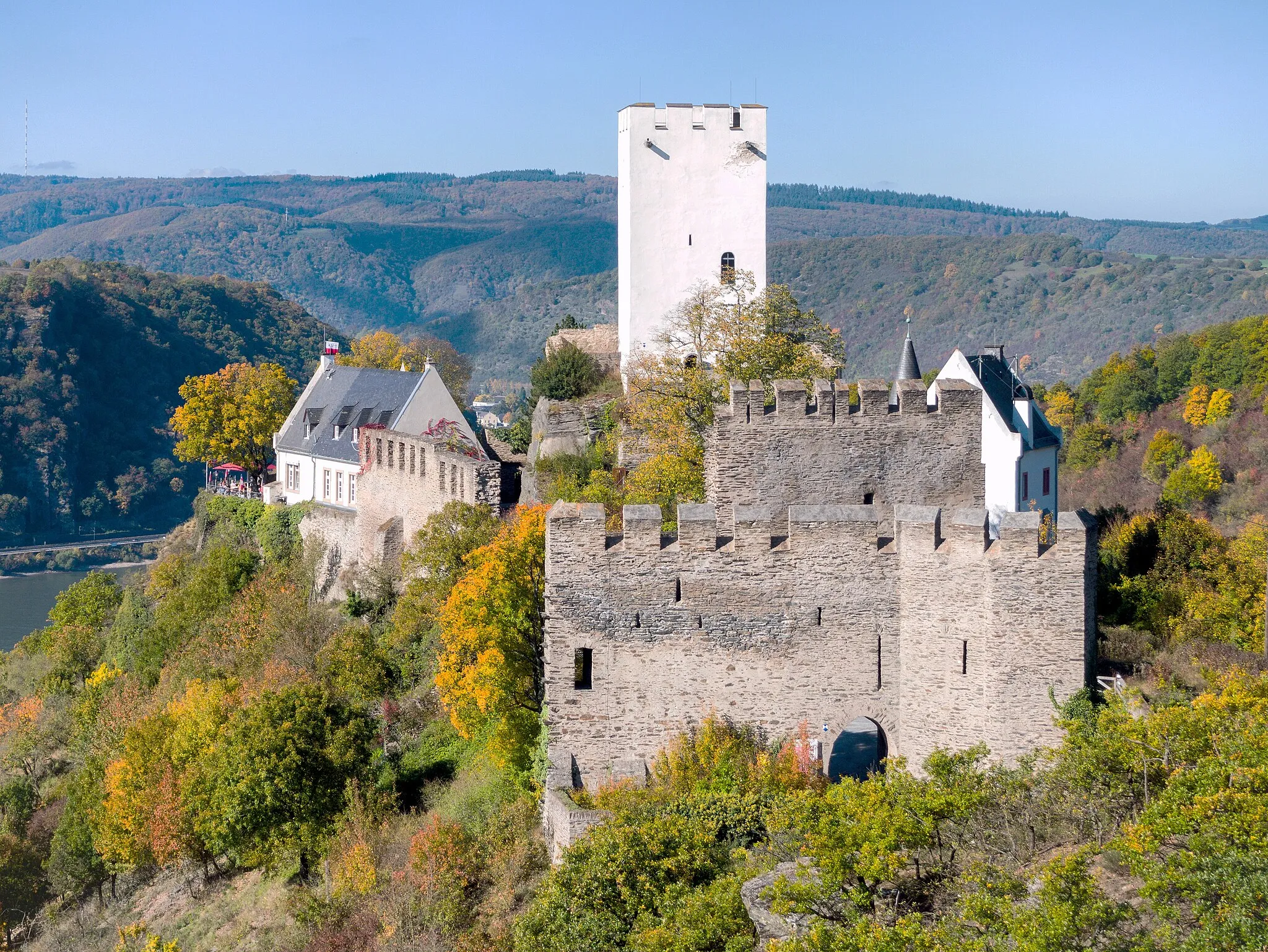 Photo showing: Zur Angriffsseite wird Burg Sterrenberg durch zwei Schildmauern geschützt. Die jüngere äußere Schildmauer ist 9,30m hoch, die ältere innere 12m hoch.