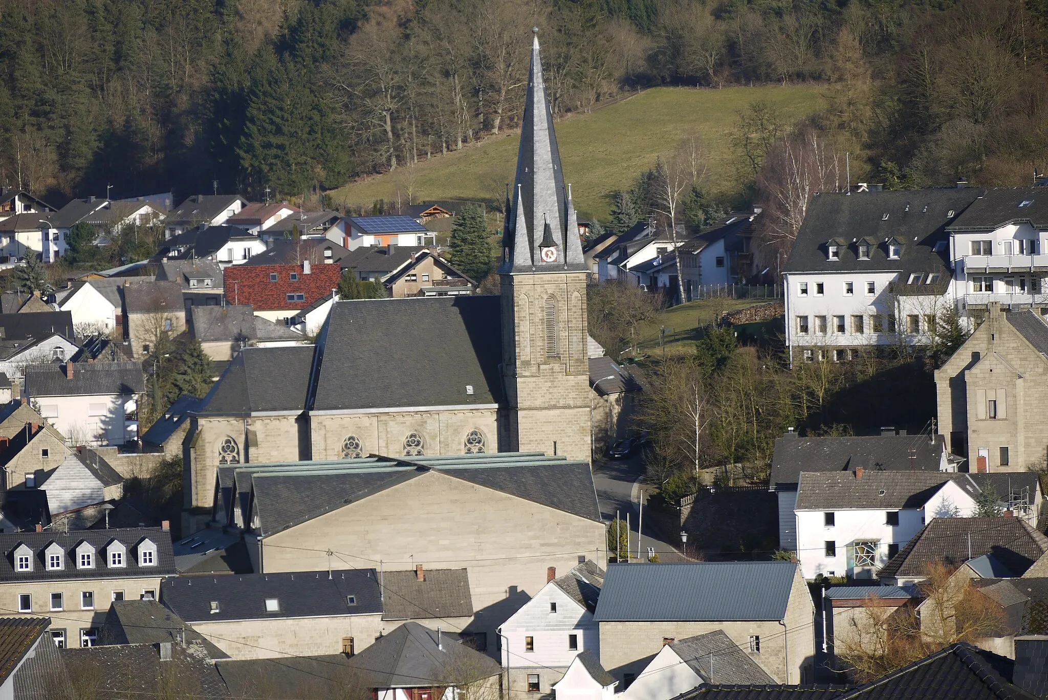 Photo showing: Zwei Kirchen in Weibern. Der Kirchturm gehört zur alten Kirche. Davor, etwas tiefer gelegen, die neue Kirche.