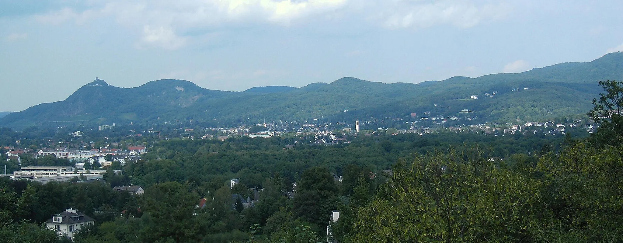 Photo showing: Panoramic view of Bad Honnef and the Siebengebirge hills from the elevation Koppel in Rheinbreitbach.