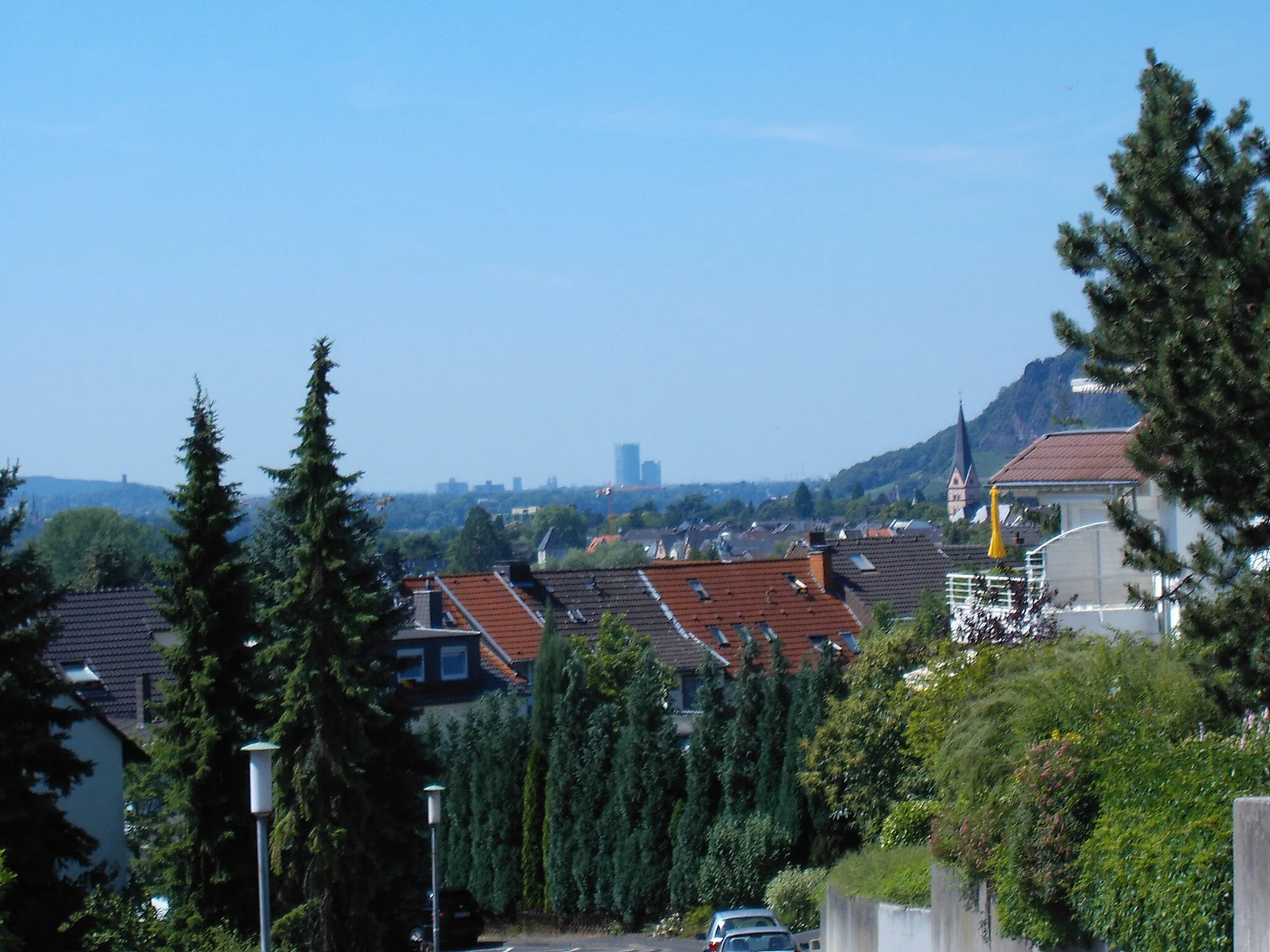Photo showing: View from the Bad Honnefer city district Selhof of the inner town and Bonn. The following buildings in Bonn are perceivable: Godesburg, Kreuzbauten, Post Tower and Langer Eugen.