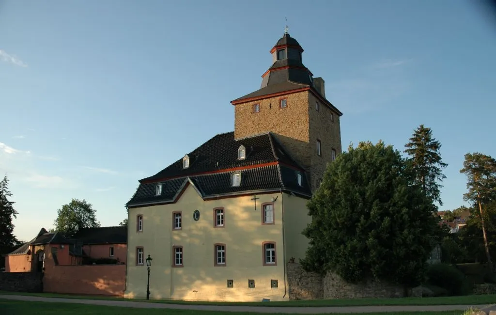 Photo showing: Burg Kirspenich. Wohngebäude und Turm aus südlicher Richtung
