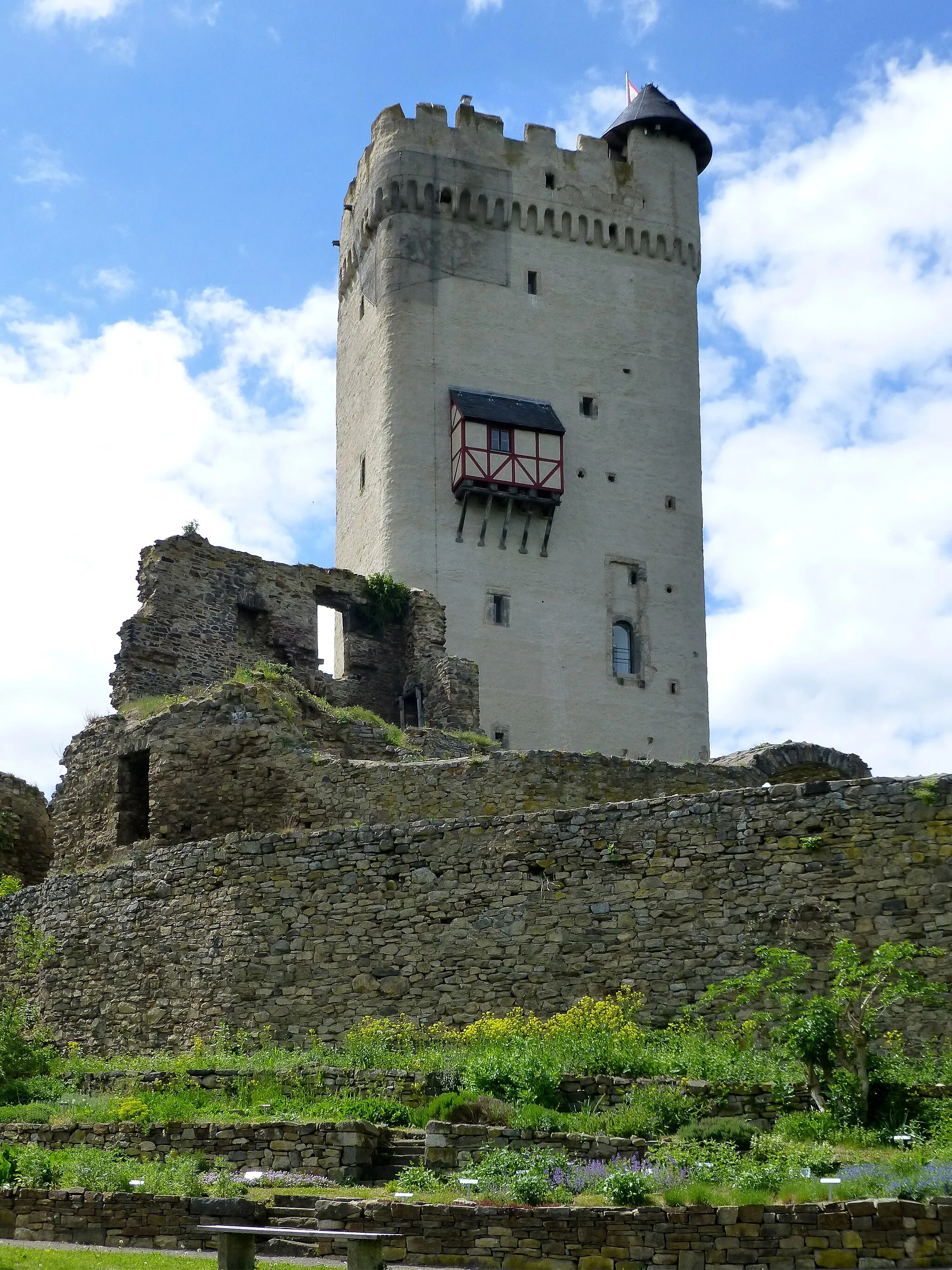 Photo showing: Hauptturm der Burg Olbrück von der Ostseite mit dem Burggarten