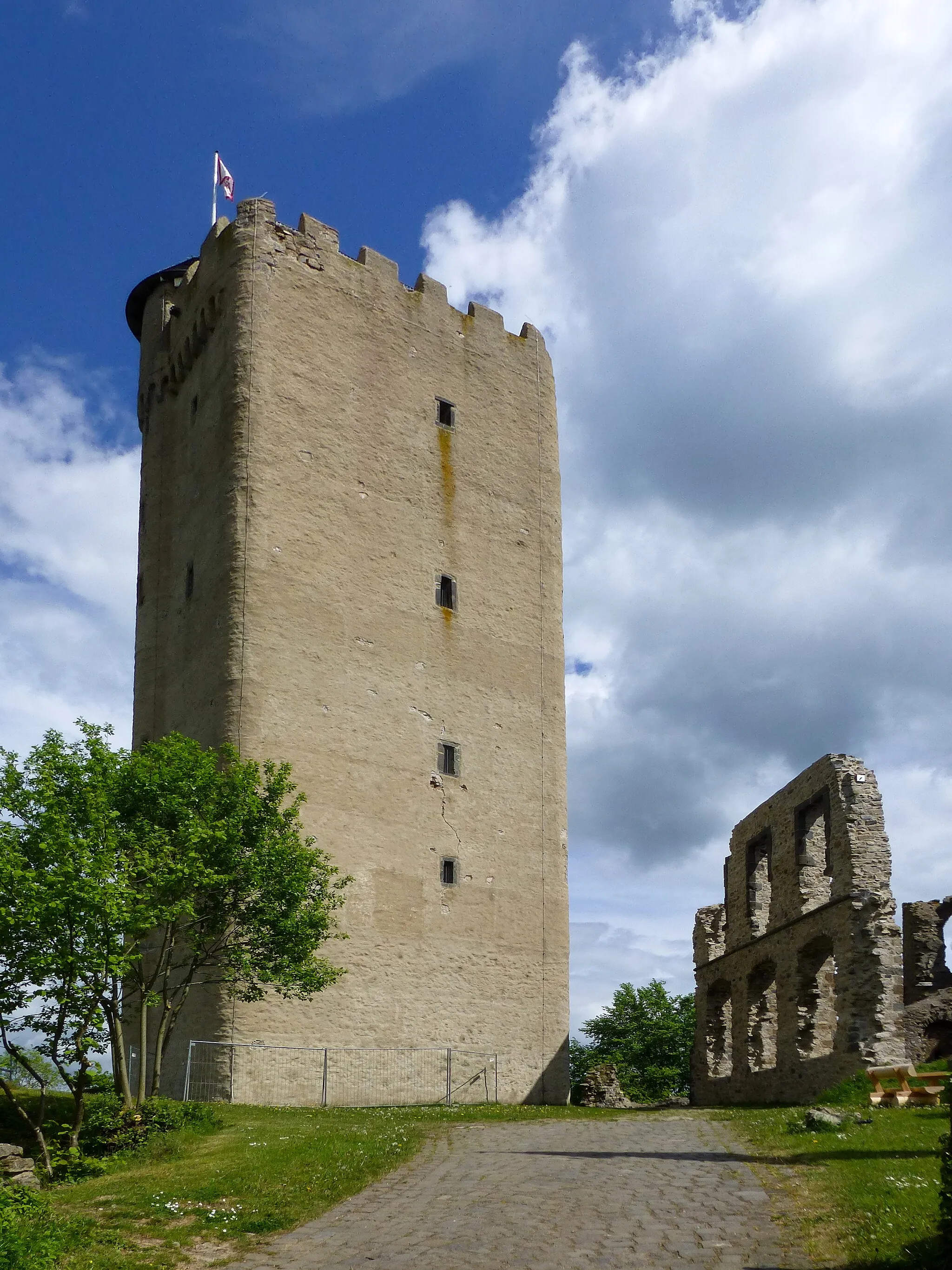 Photo showing: Hauptturm der Burg Olbrück von der Westseite