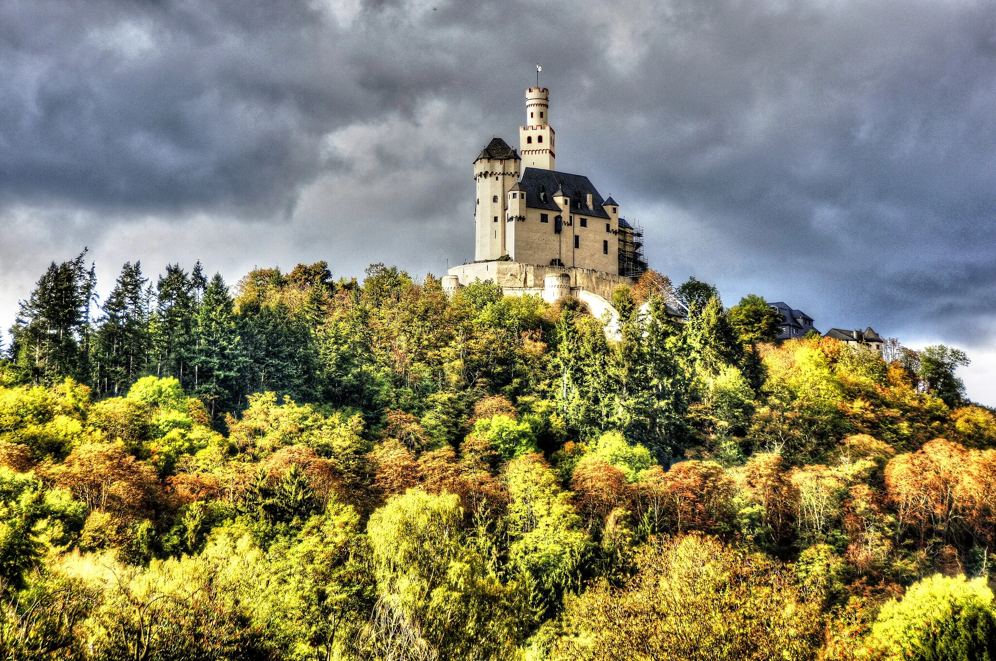 Photo showing: Die Marksburg liegt oberhalb des Ortes Braubach im Mittelrheintal. Die Burg ist seit 100 Jahren im Besitz des deutschen Burgenvereins, der hier seine Geschäftsstelle und den Vereinssitz hat.

www.deutsche-burgen.org/