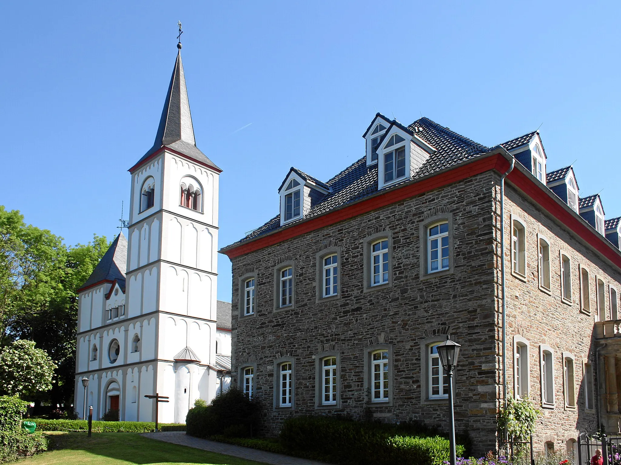 Photo showing: Eitorf-Merten, Germany. Manor house of the former abbey and roman-catholic church St. Agnes, exterior view from South-West.