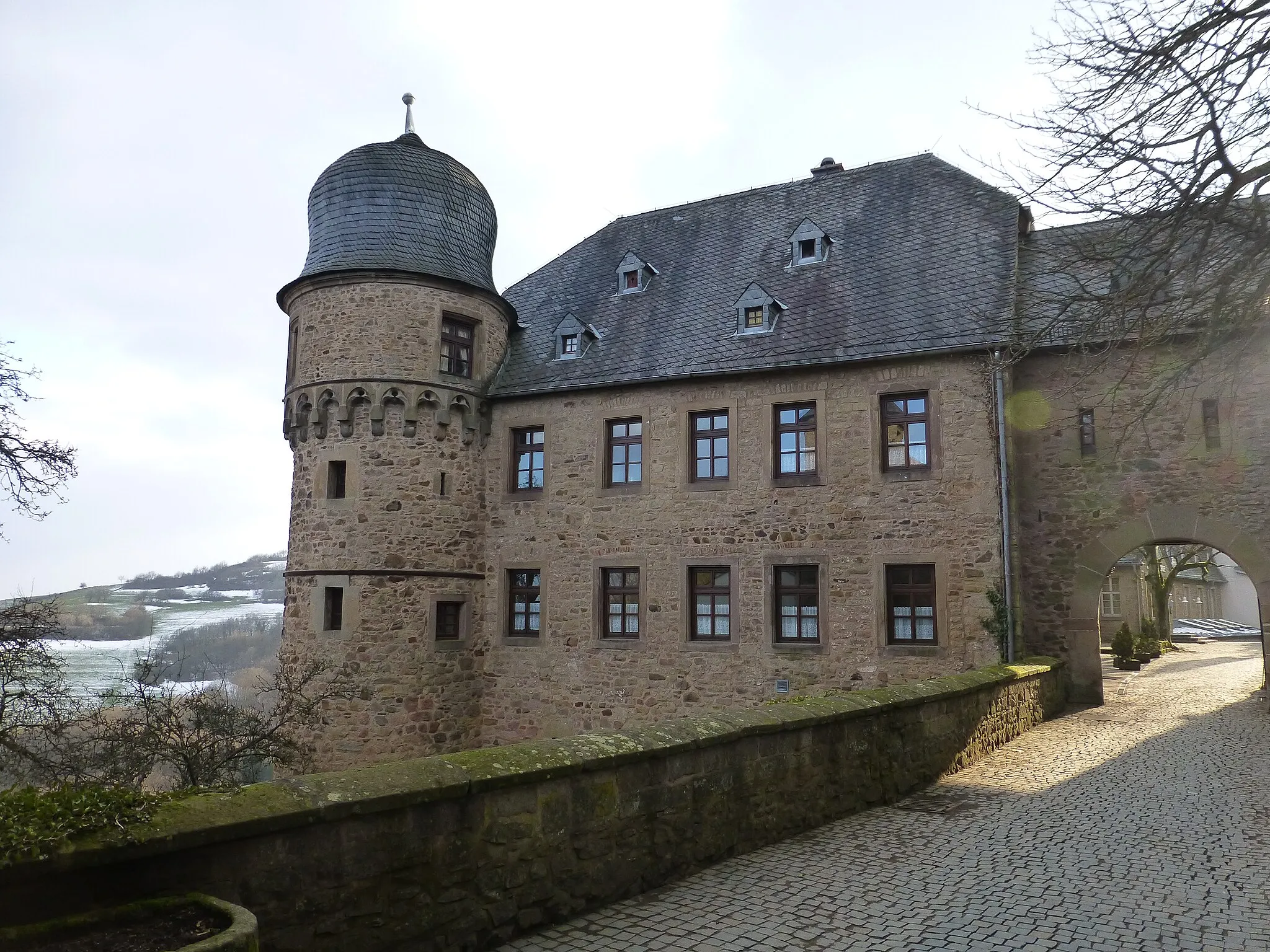 Photo showing: Zugang an der Ostseite der Burg Lichtenberg