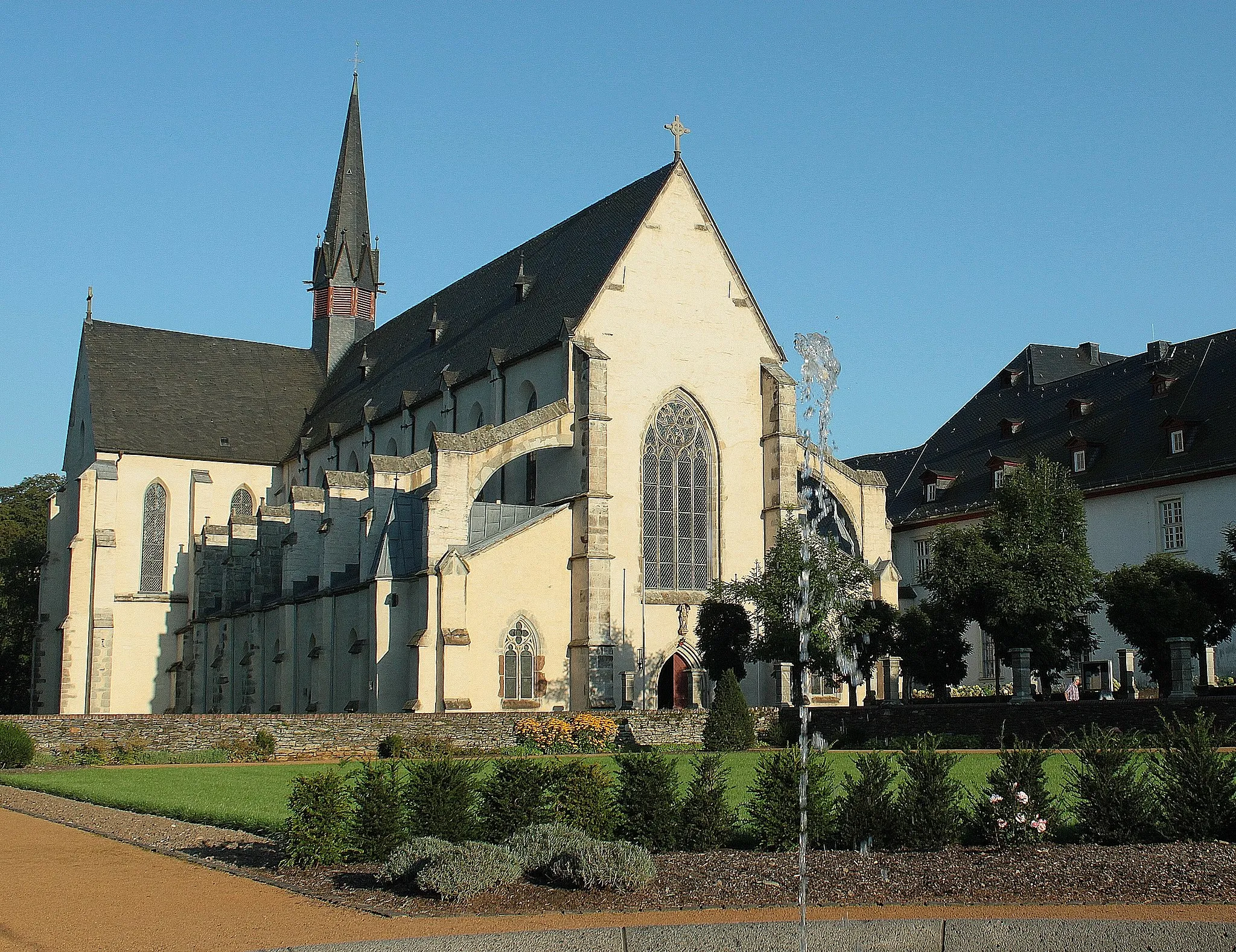 Photo showing: Klosteranlage der Zisterzienserabtei aus Kirche, Kreuzgang, Klostergebäuden und Pfortenhaus; frühgotische Basilika; neu angelegter Barockgarten