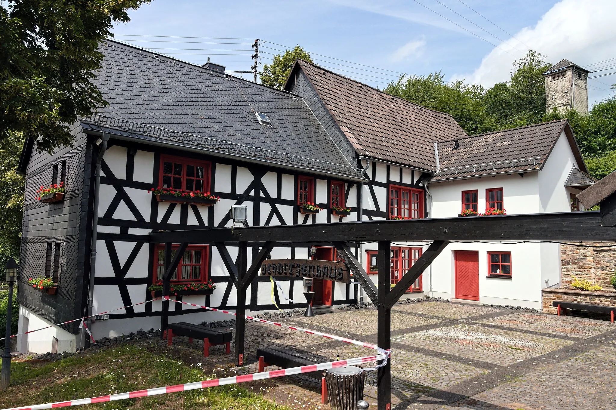 Photo showing: Cultural heritage monument Scholzenhaus (today village hall); half-timbered yard from ~1700; view from southwest; Borngasse 2, Streithausen, Westerwaldkreis, Germany