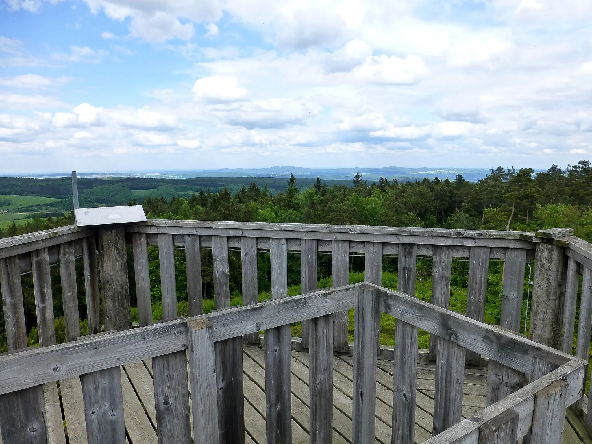 Photo showing: blick vom Aussichtsturm Weiselstein nach Nordnordosten in Richtung Siebengebirge, das in der Ferne zu sehen ist