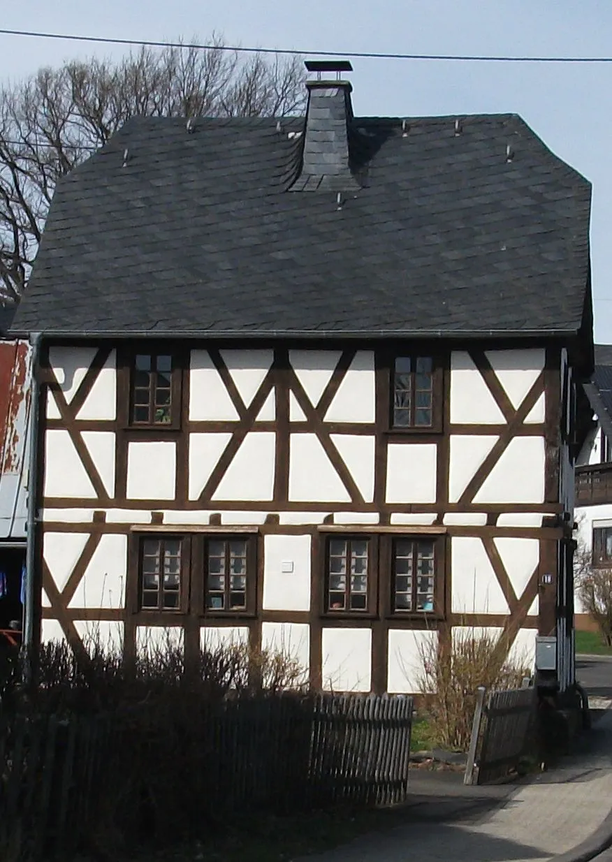 Photo showing: Das aus dem 18. Jahrhundert stammente Fachwerkhaus mit Krüppelwalmdach in Hundheim Dorfstraße 18, ist in der Liste der Kulturdenkmäler in Rheinland Pfalz verzeichnet.