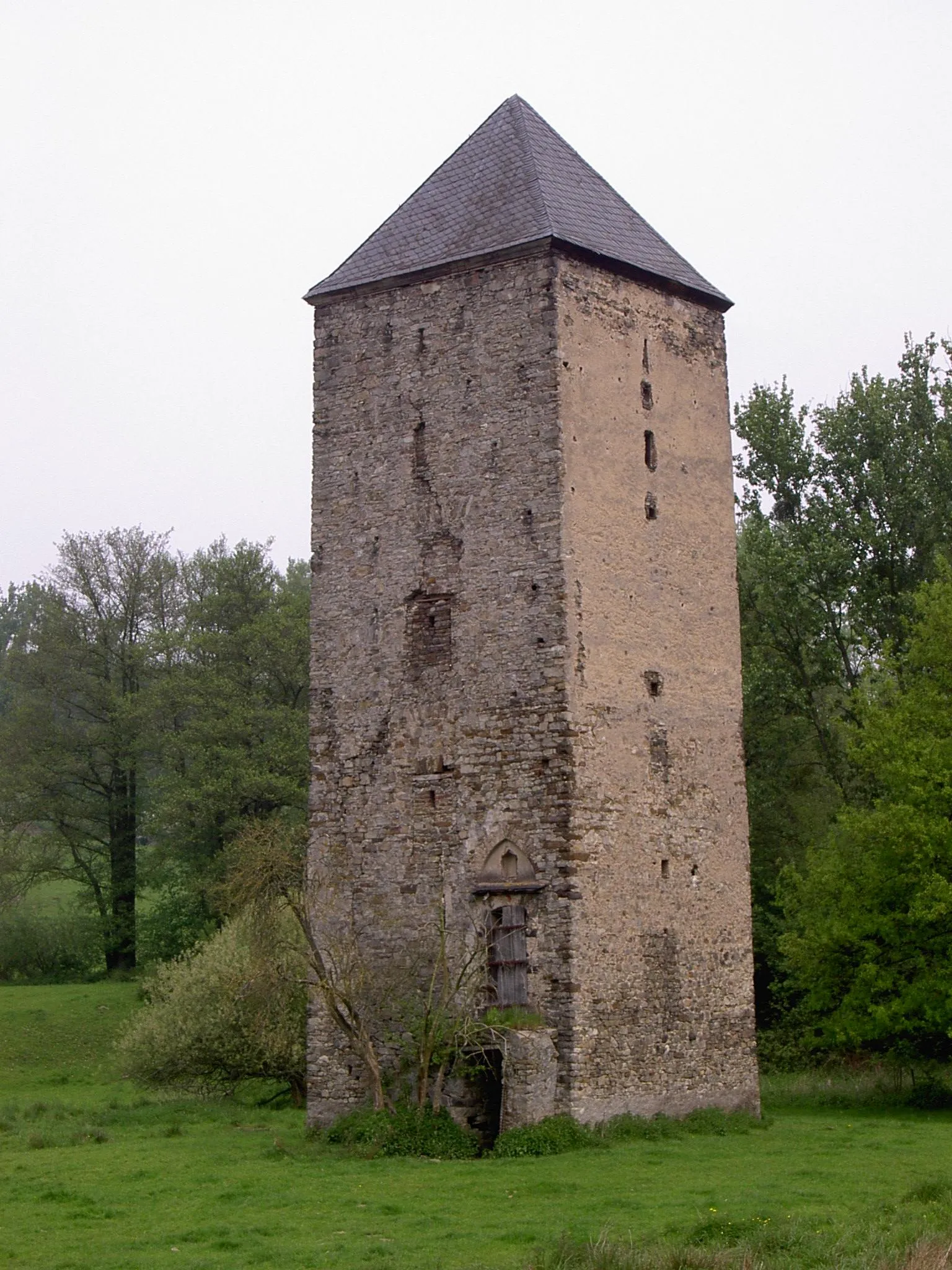 Photo showing: Ehemaliger Fluchtturm des Schlosses Mühlenbach bei Koblenz aus dem 13. Jahrhundert.