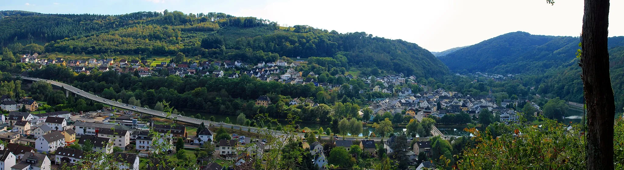 Photo showing: Panoramic view of Nievern, taken from above Fachbach on the opposite side of the valley