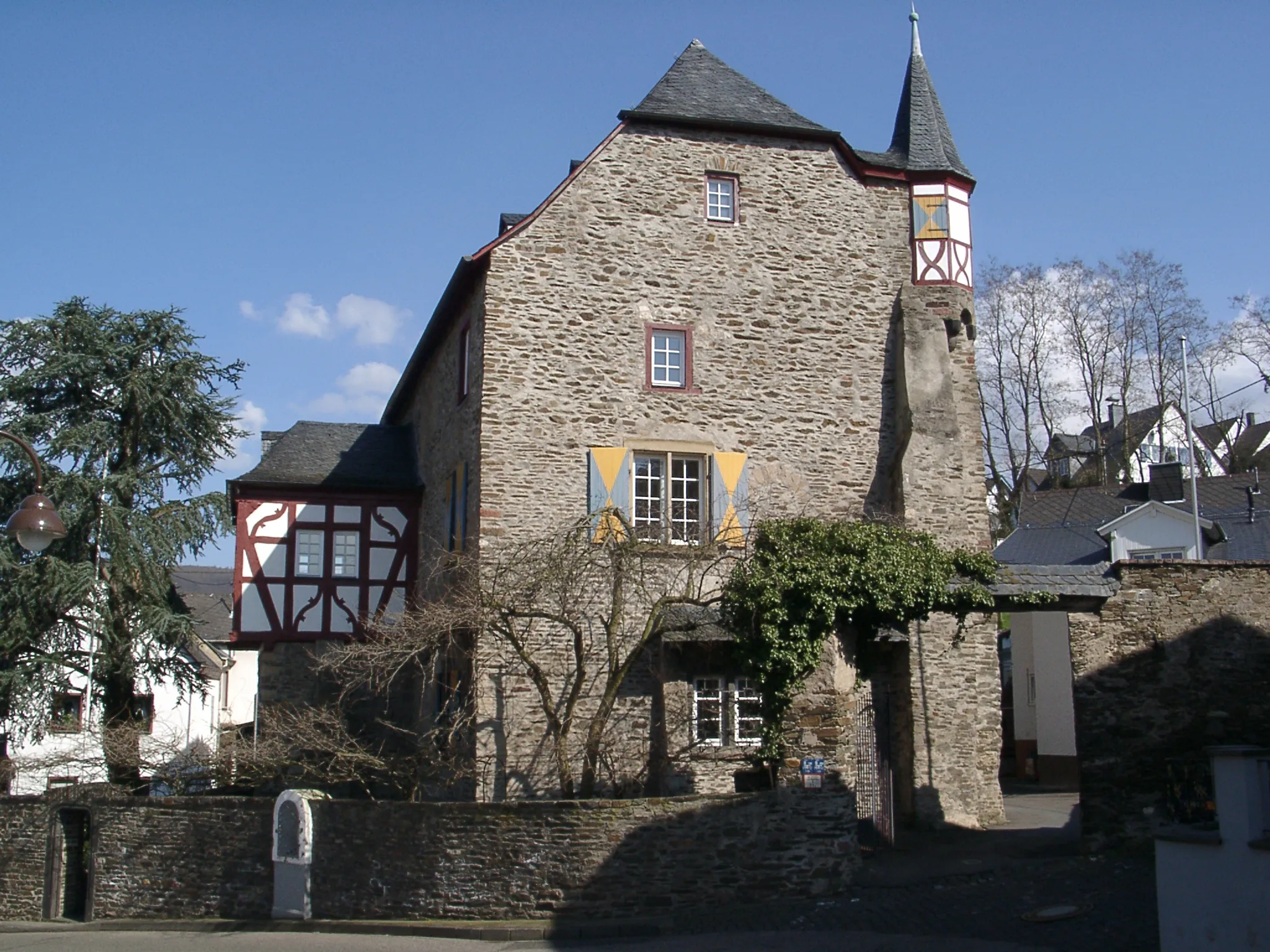 Photo showing: Burghaus "Heesenburg" in Dieblich - selbst fotografiert (Klaus Graf) 23.3.2005 - Lizenz:CC-BY
