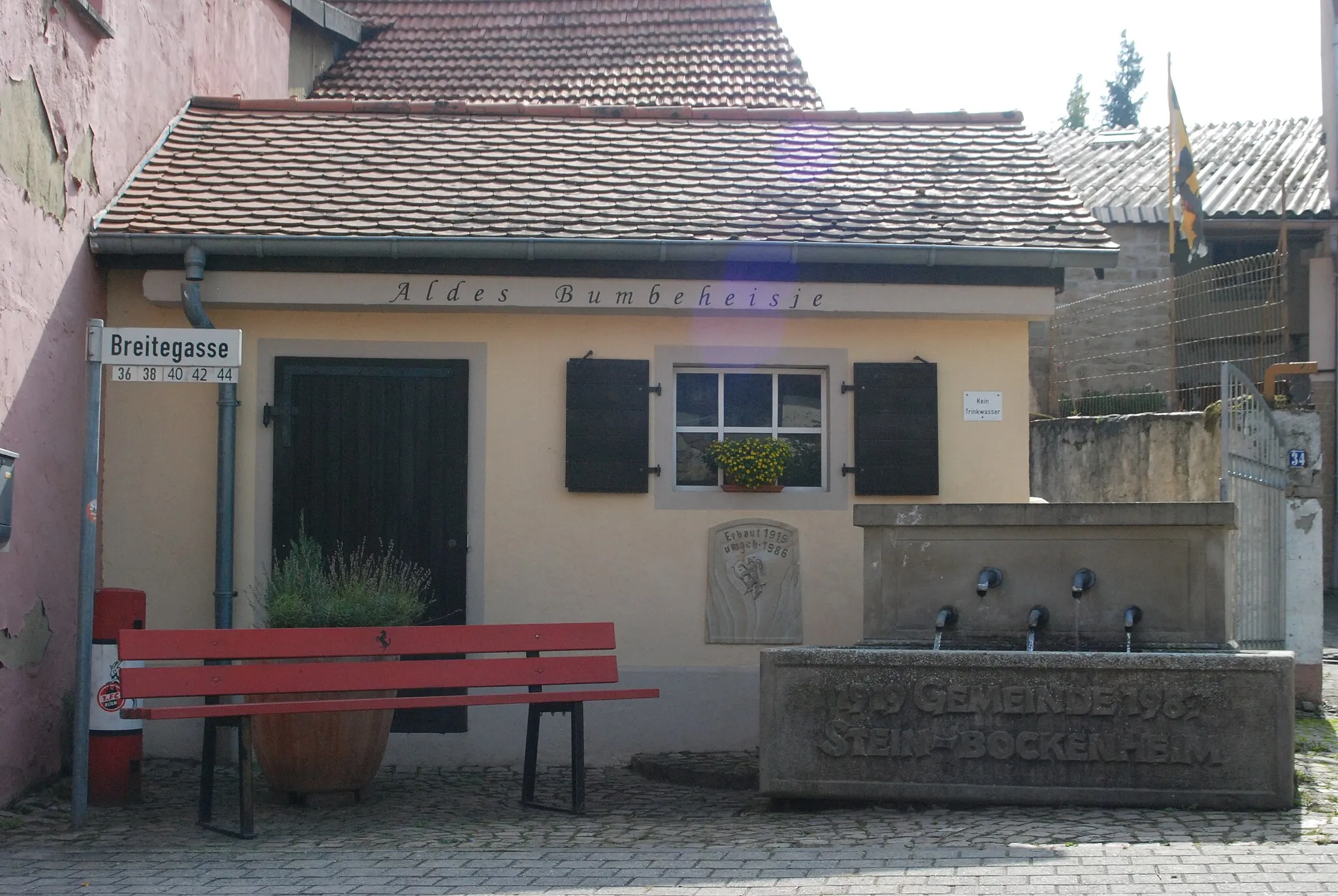 Photo showing: Stein-Bockenheim, historisches Brunnenhaus