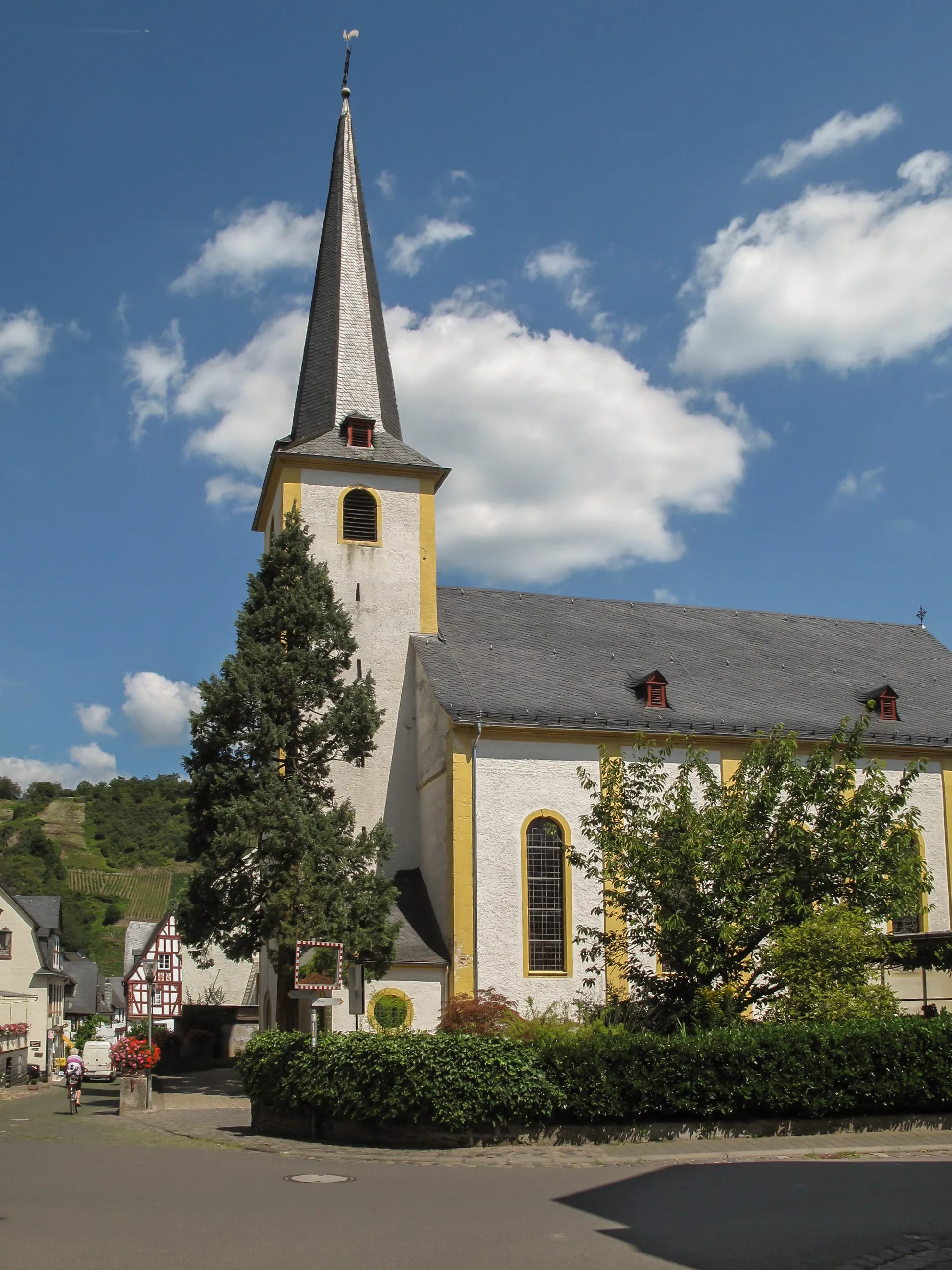 Photo showing: Pünderich church