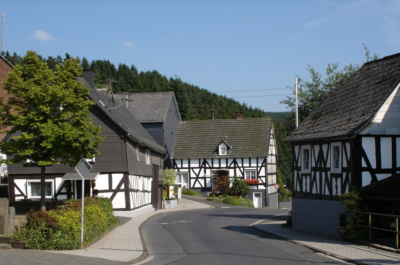 Photo showing: Through street K 101 (Rolandstraße), in Herdorf-Dermbach, district Altenkirchen, Germany.