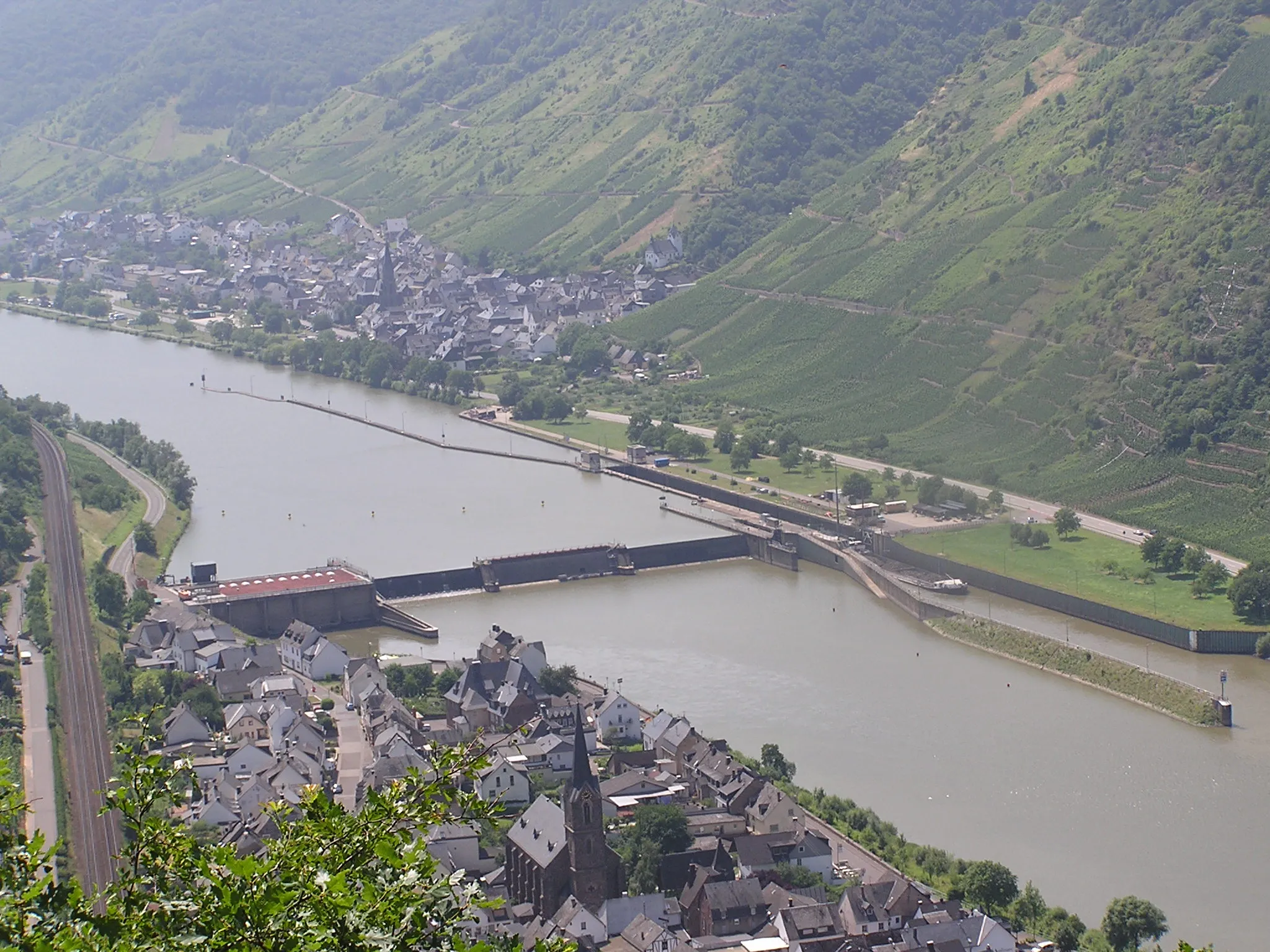 Photo showing: Neef und Sankt Aldegund mit Moselstaustufe und Schleuse