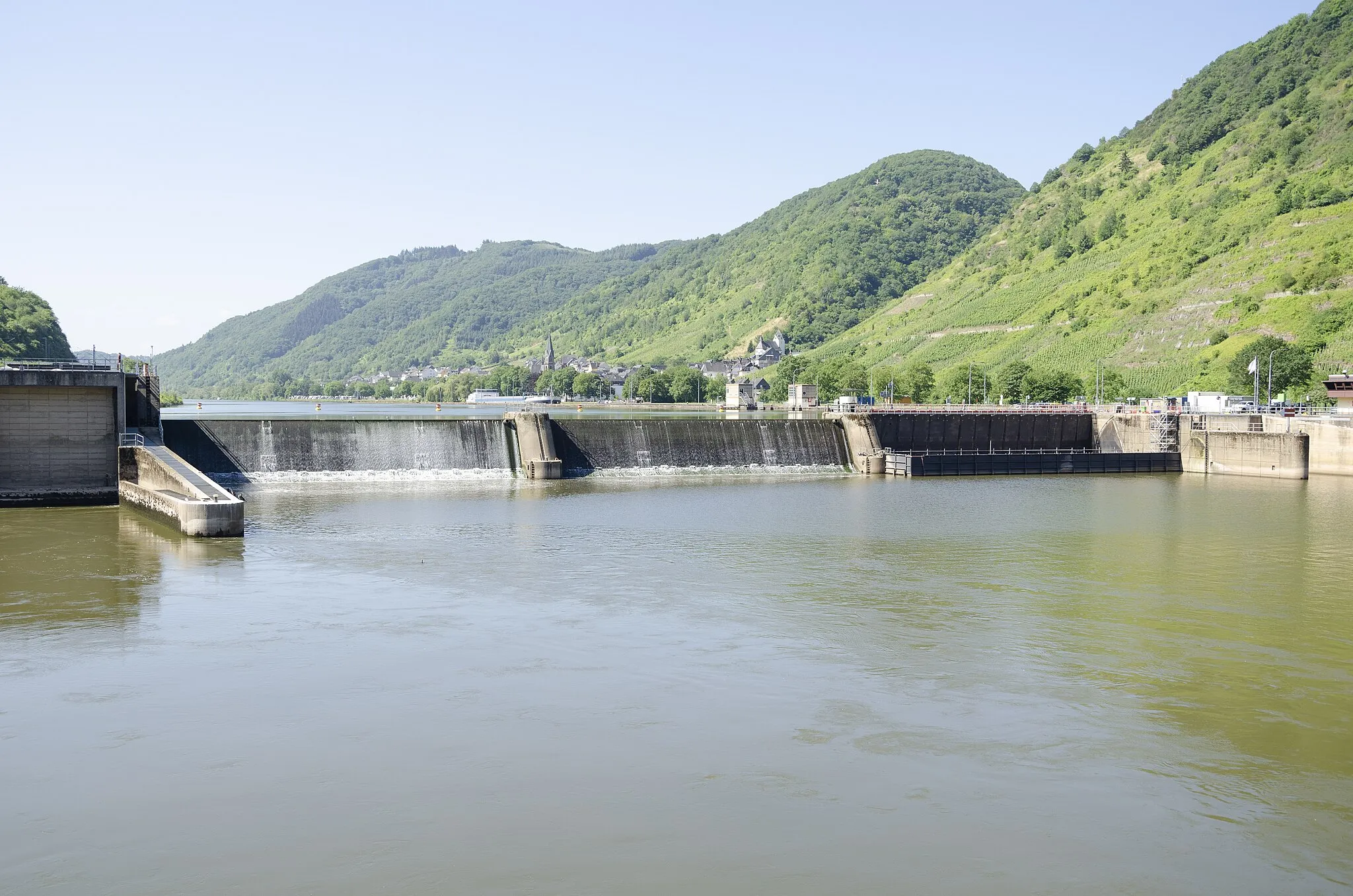 Photo showing: The dam and locks at Neef on the Mosel river, Germany.