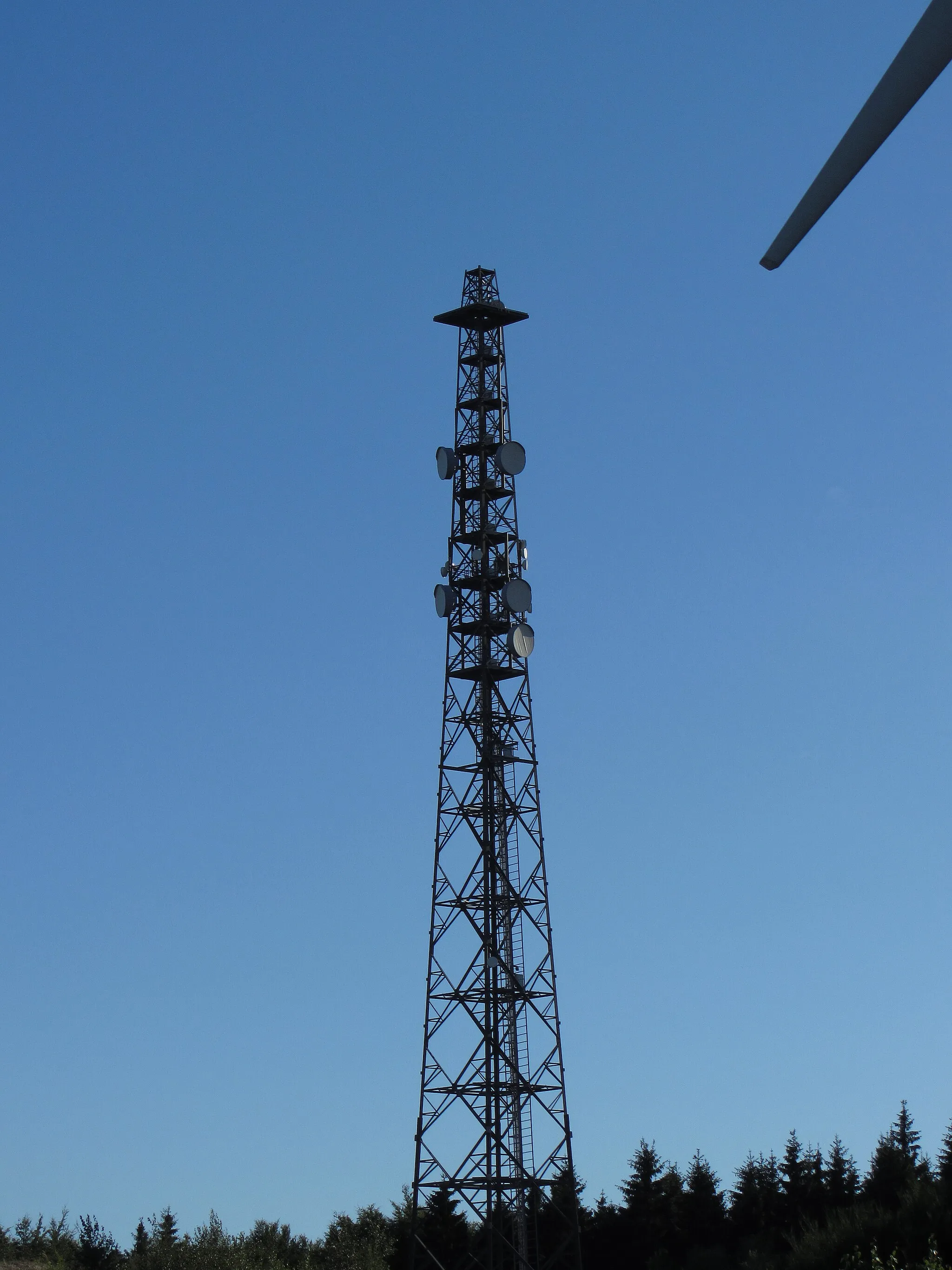 Photo showing: Kandrich antenna mast