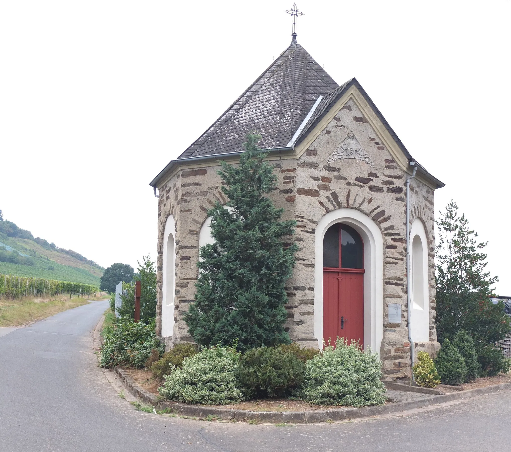 Photo showing: Chapel "Bracher Häuschen" in the vineyards above Ellenz-Poltersdorf