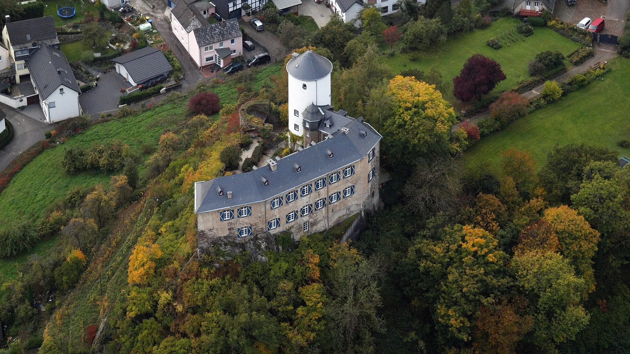 Photo showing: Burg Kreuzberg aus östlicher Richtung, Luftaufnahme (2015)