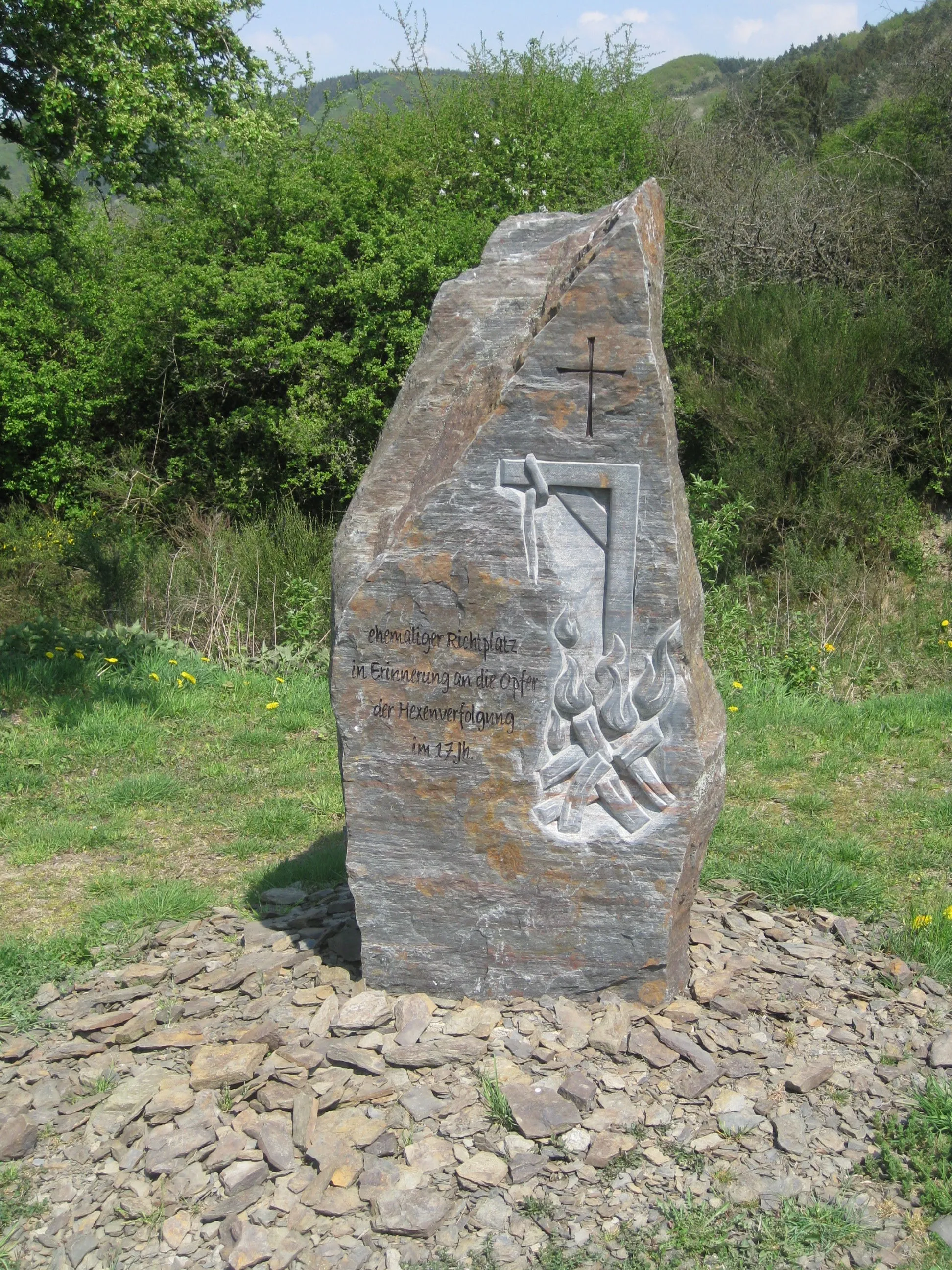 Photo showing: Hexendenkmal an der Silvesterhütte in Ahrbrück im Landkreis Ahrweiler in Rheinland-Pfalz.