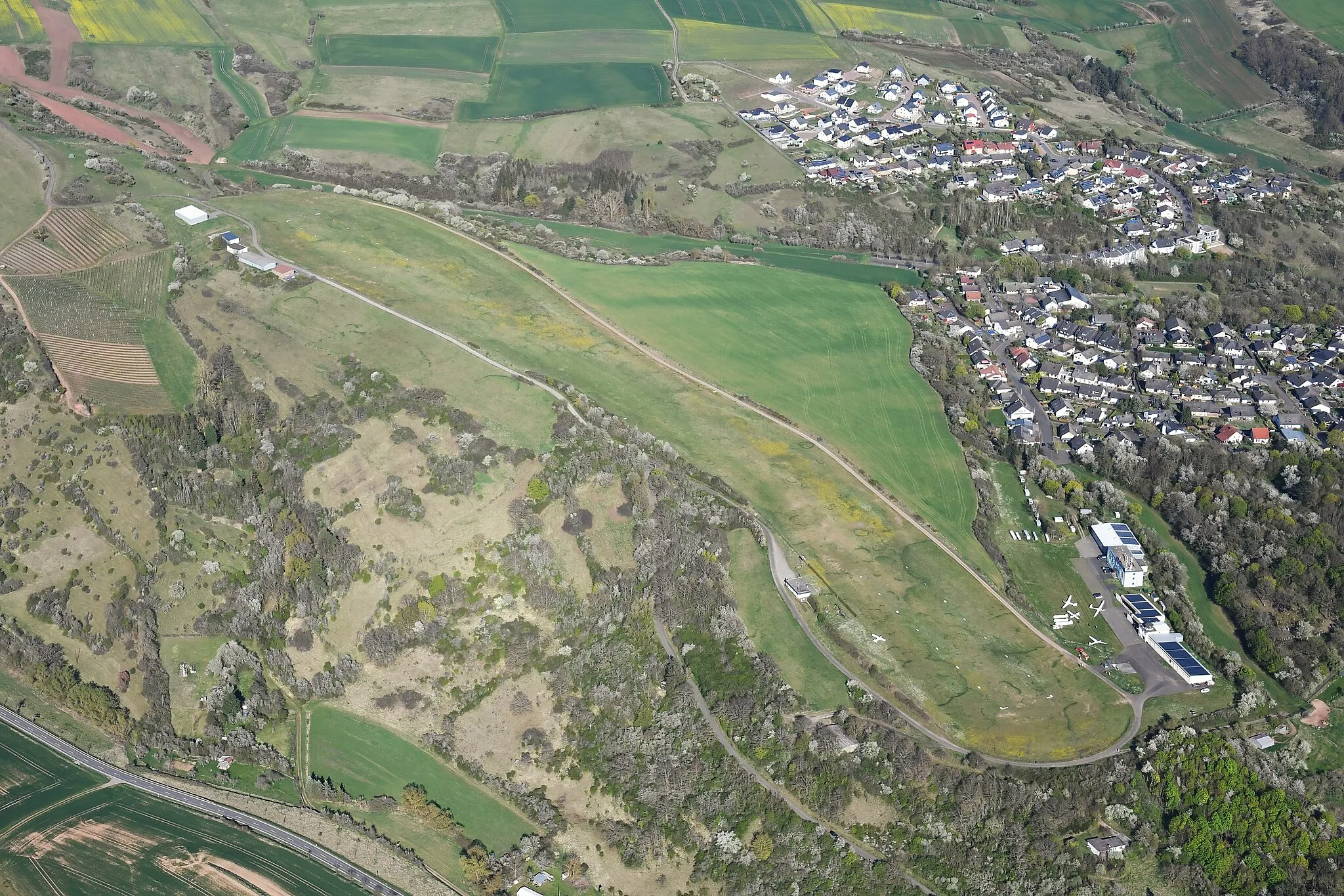 Photo showing: Aerial image of the Bad Sobernheim-Domberg airfield