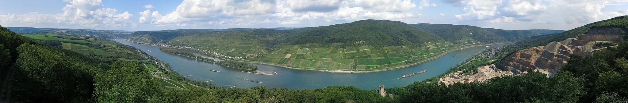 Photo showing: Panoramic view (250°) from the lookouttower Siebenburgenblick near Niederheimbach over the Rhine Gorge