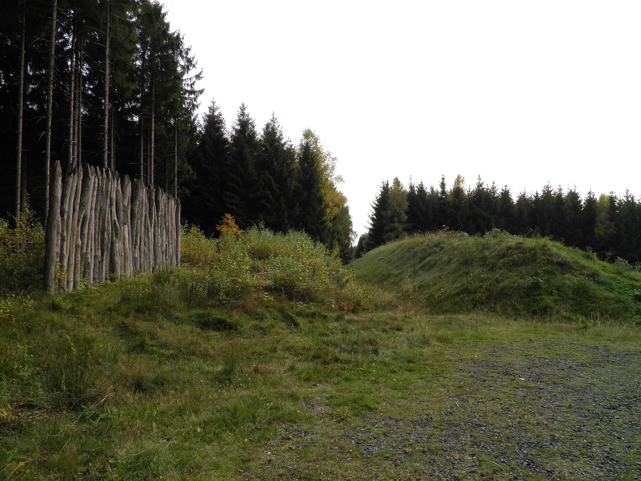 Photo showing: Bank and ditch of the limes with a reconstructed palisade at Hillscheid