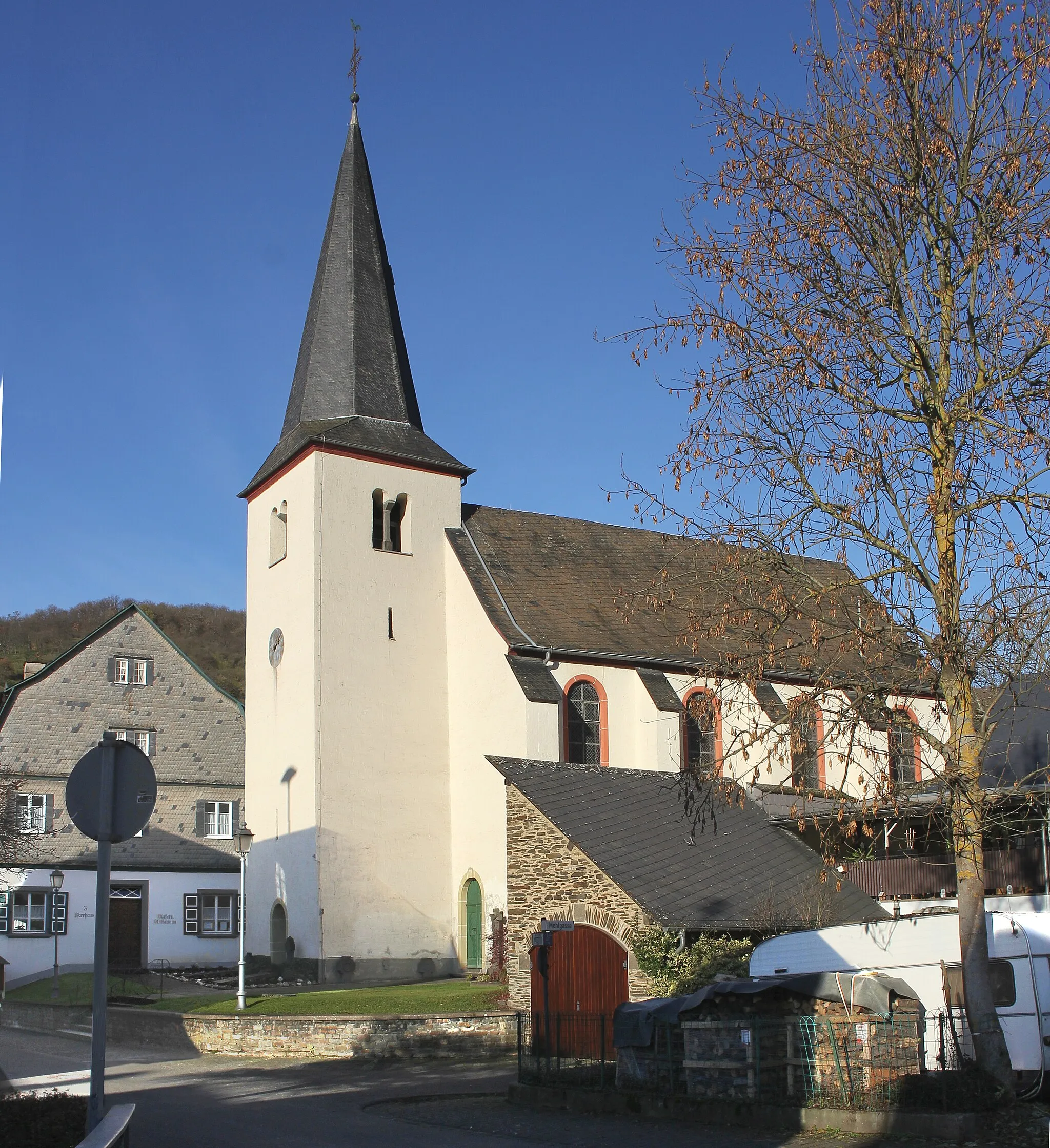 Photo showing: Pfarrkirche St. Maximin in Lütz (Blick von Südwest), romanischer Turm, wahrscheinlich 13. Jahrhundert. Das Kirchenschiff wurde 1753 nach einem Brand an den Turm angebaut.