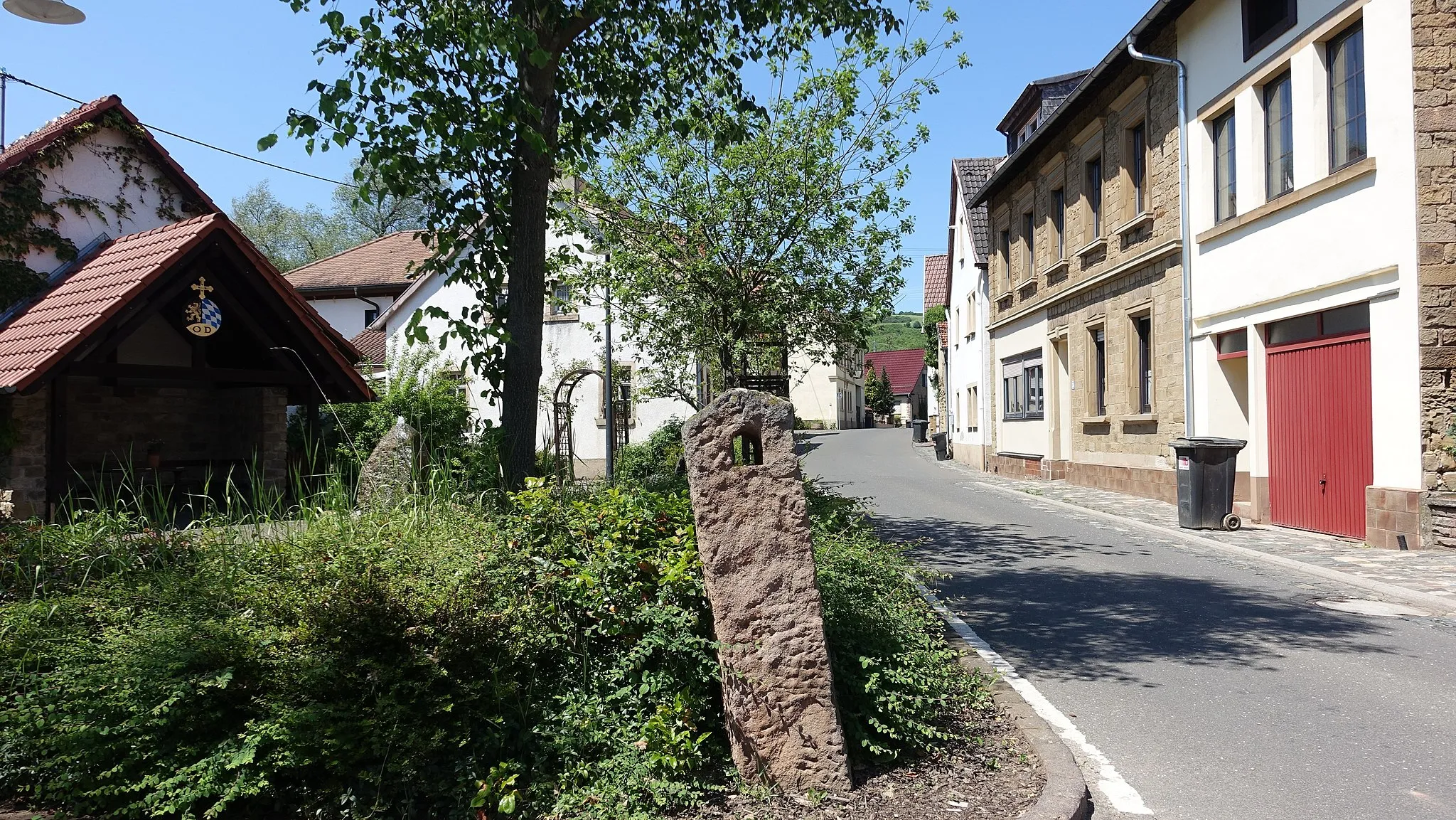 Photo showing: Oberndorf (Pfalz) - Ortsmitte mit Brunnen.