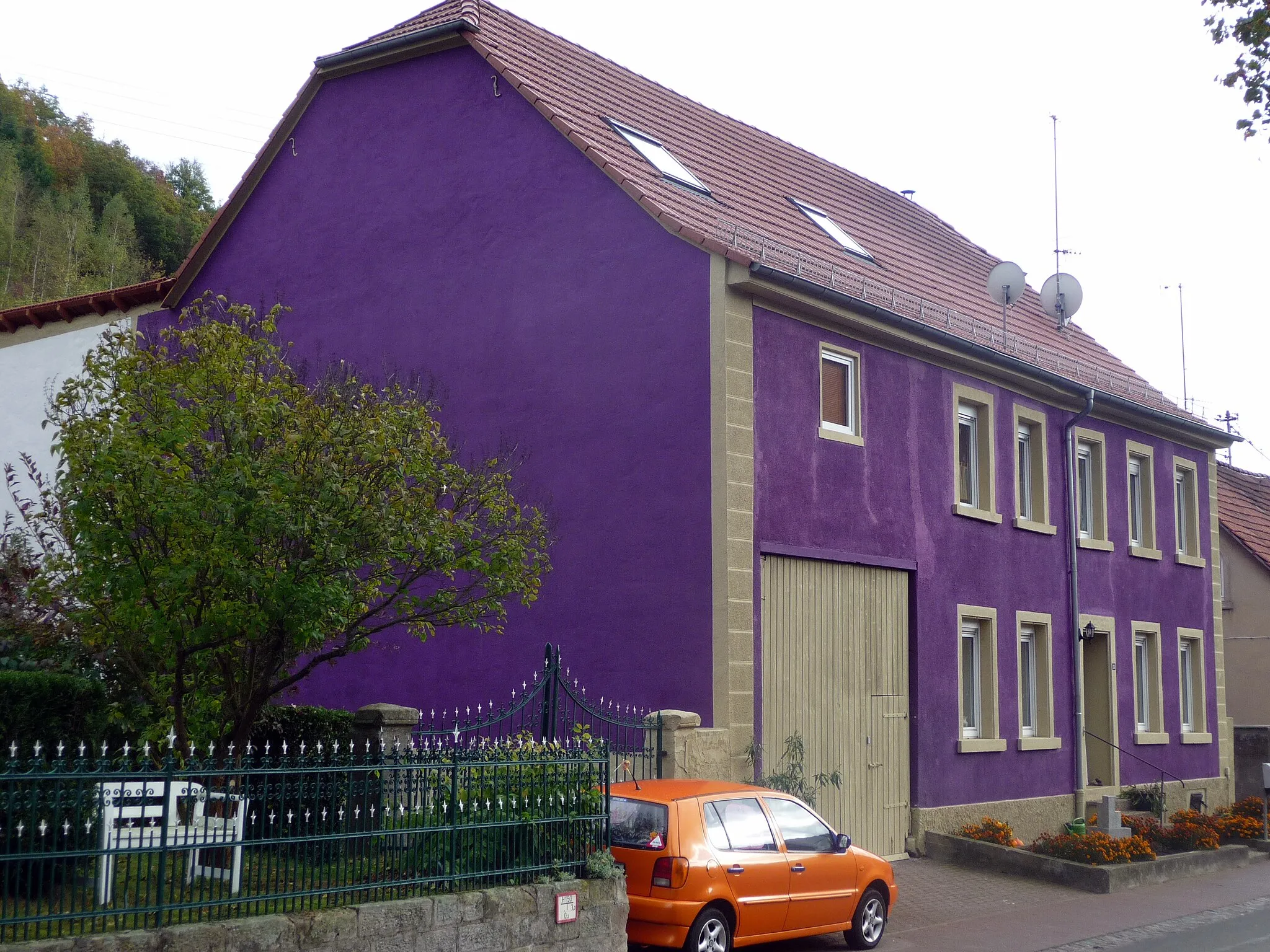 Photo showing: Jeckenbach - das "Lila Haus" wird demnächst abgerissen - 2009-10-16