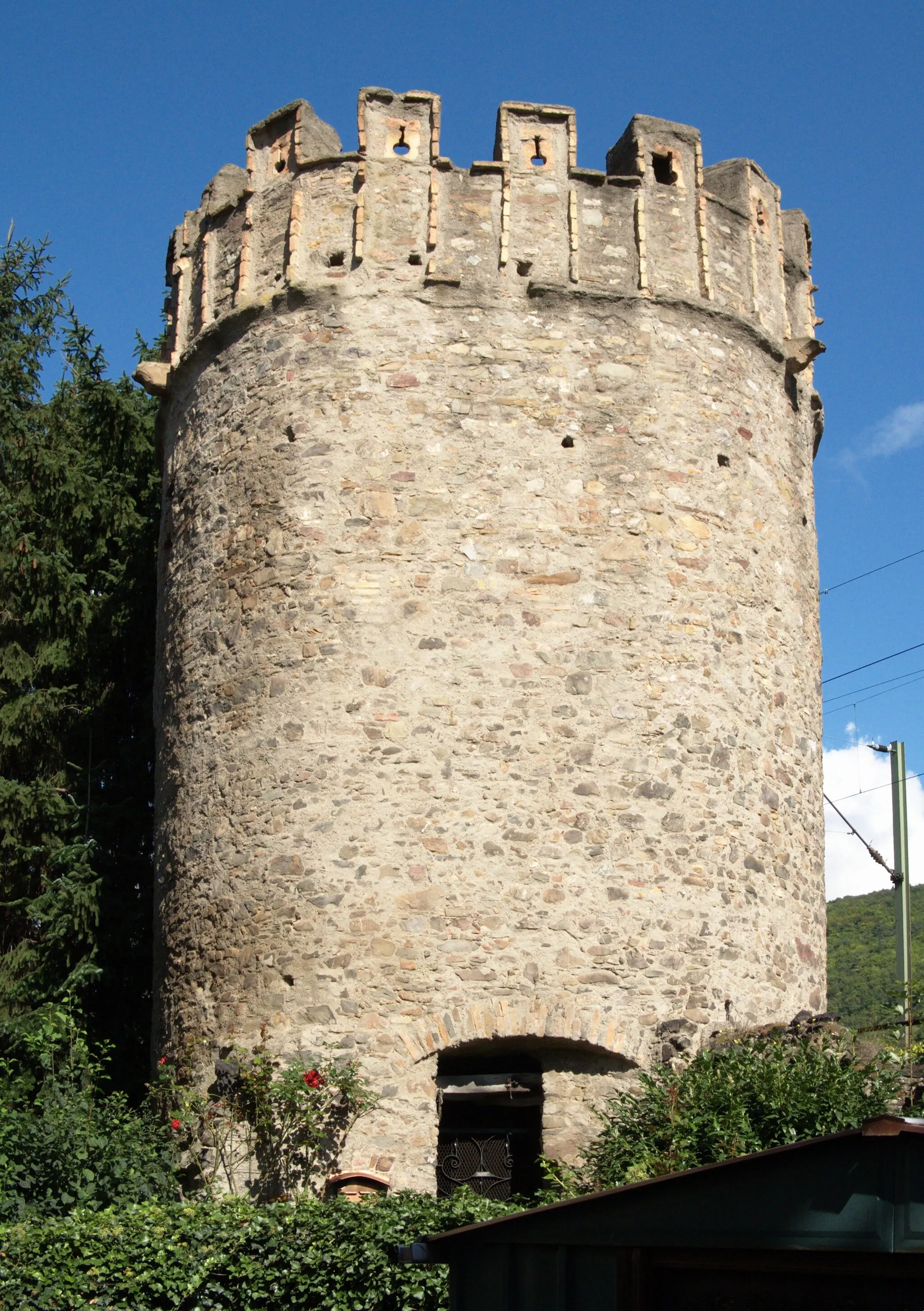 Photo showing: Tower which was part of the medieval fortification of Trechtingshausen, Rhine, Germany.