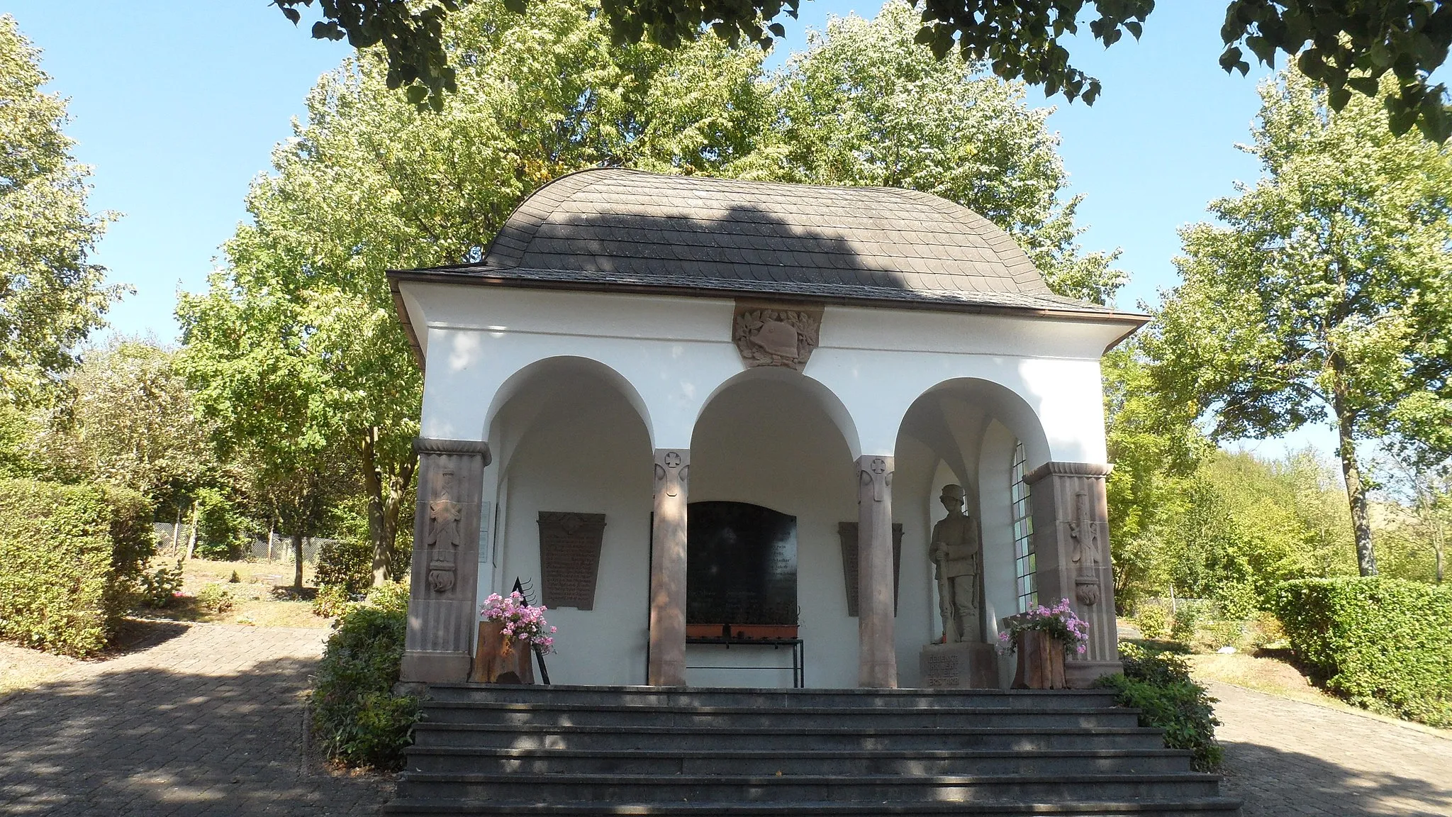 Photo showing: Bockenau. Auf dem Friedhof,Arkadenhalle mit Soldatenfigur,1923.