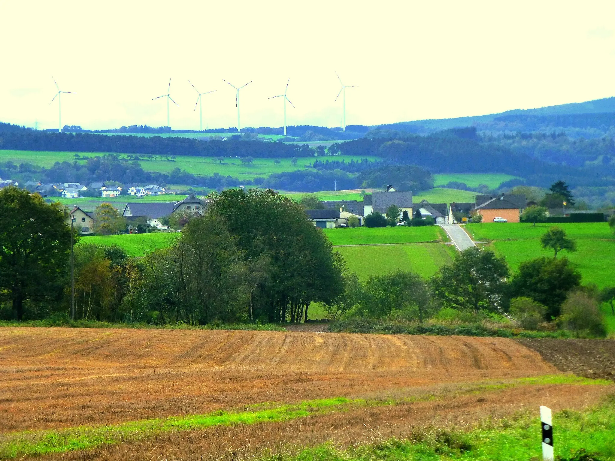 Photo showing: Burtscheid vor Windpark Hinzert-Pölert von Lückenburg aus gesehen