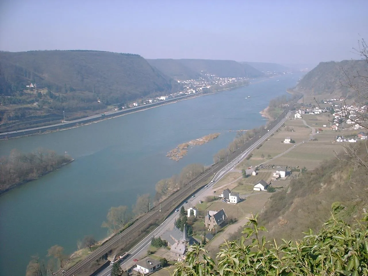 Photo showing: Blick vom Hammerstein (nahe der Ruine) auf Niederhammerstein und über den Rhein auf Brohl-Lützing