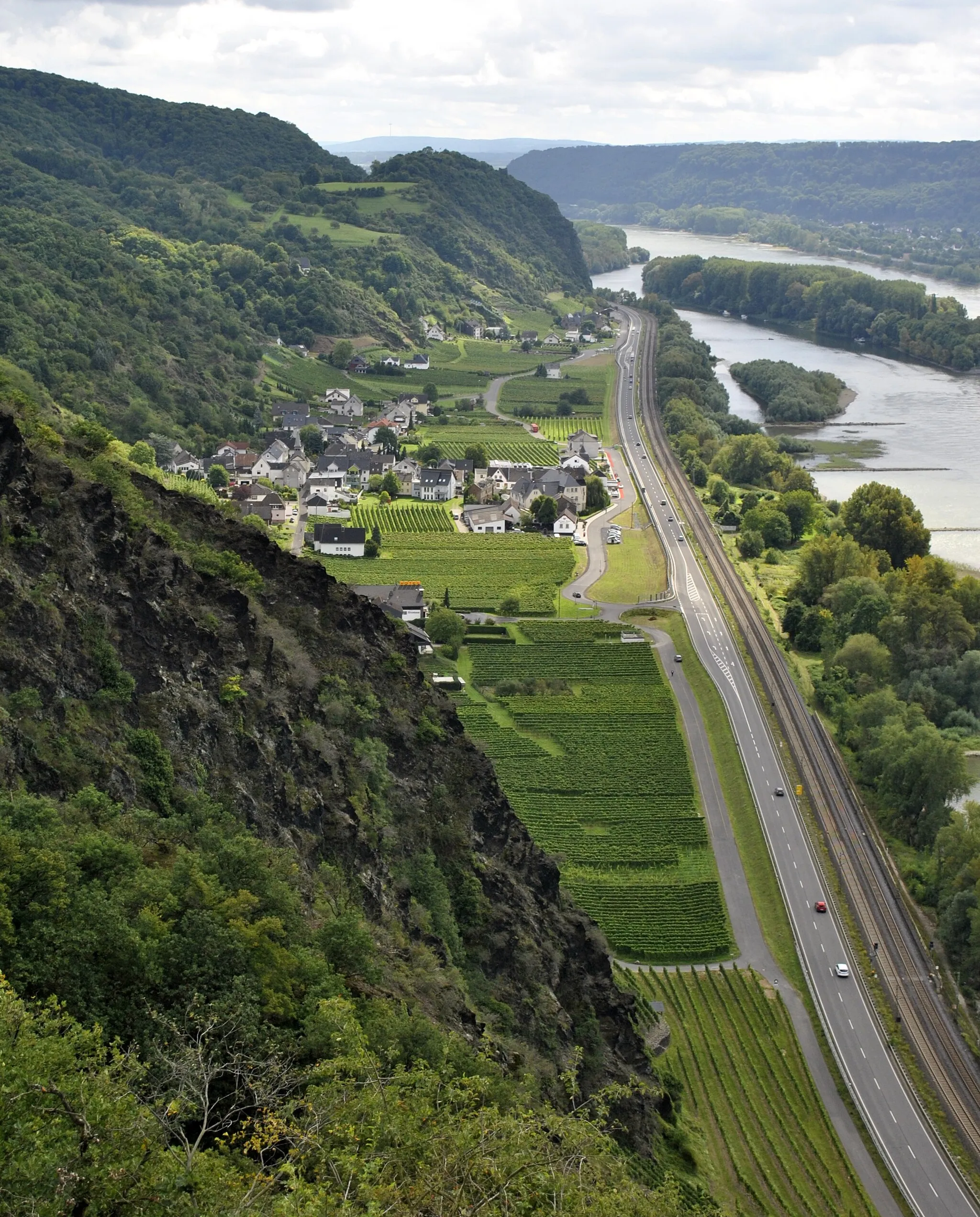 Photo showing: Hammerstein seen from Rheinbrohler Ley.