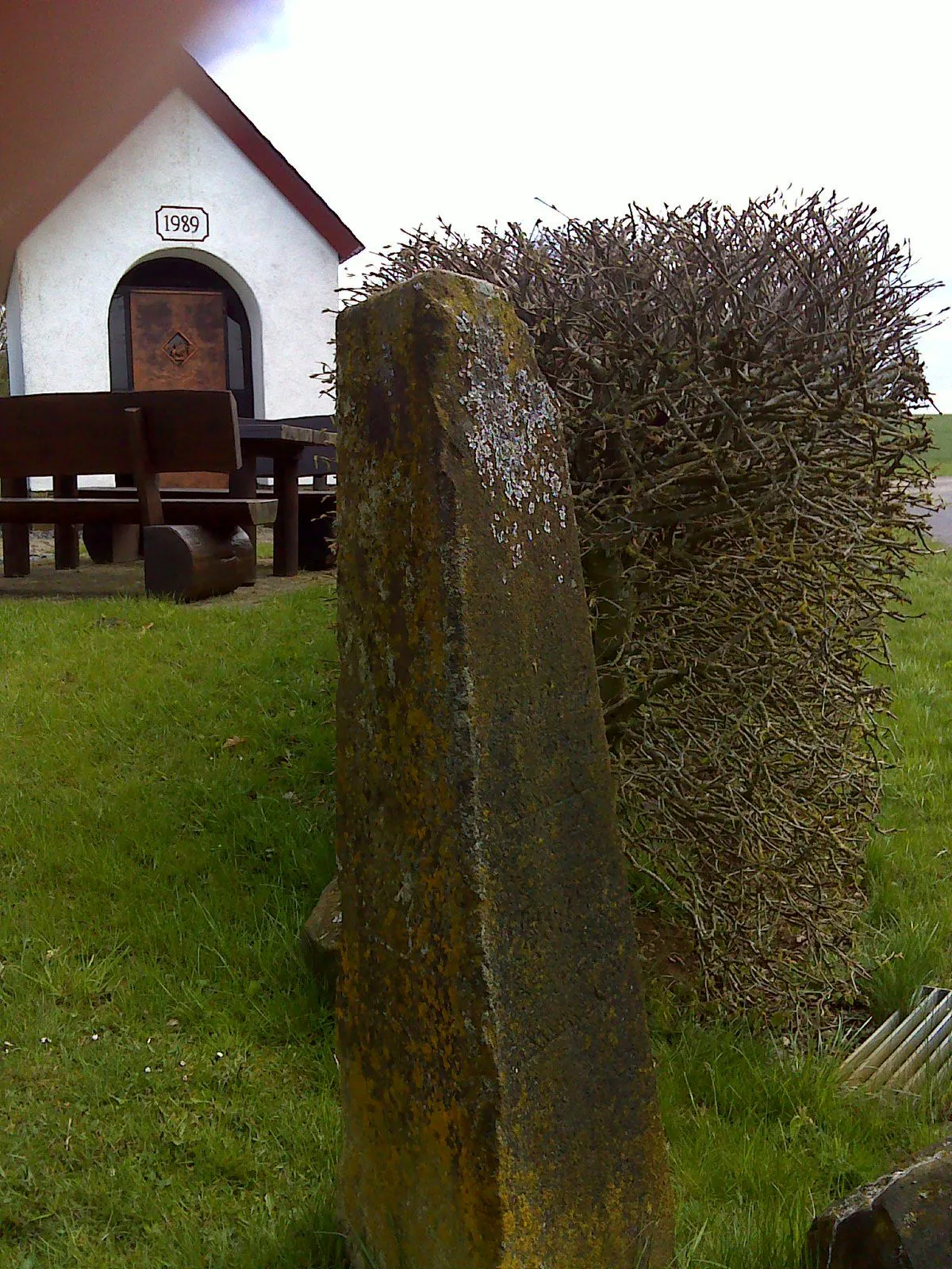 Photo showing: Kalenborn, Dreieckstein an der Kapelle von 1989 und am Naturdenkmal „Zur Dicken Eiche“ (nicht im Bild).