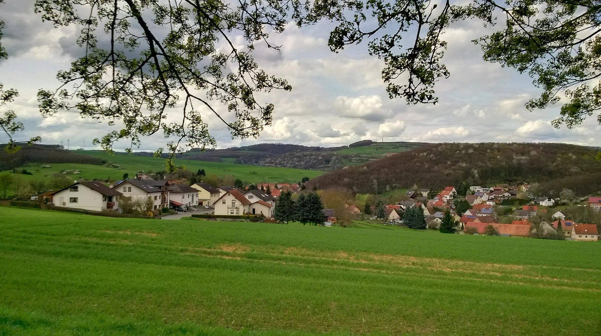 Photo showing: Blick auf Dörnbach vom Spielplatz oberhalb des Imsweilerwegs.
Links im Bild der Imsweilerweg. Rechts der untere Teil der Hauptstraße, die Waldstraße und das Neubaugebiet Im Schlüssel.