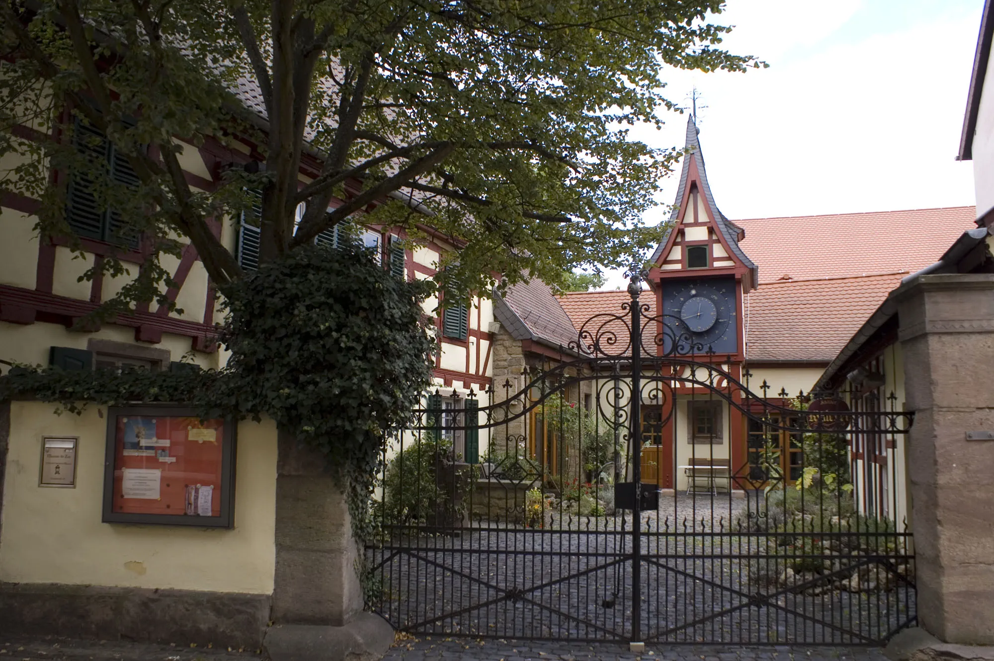 Photo showing: Schloßstraße 10: ehemalige Wohnhaus, heute Uhrenstube und Pfälzisches Turmuhrenmuseum; teilweise Fachwerk, 18. Jahrhundert, bezeichnet 1825 (wohl Umbau), ehemalige Scheune