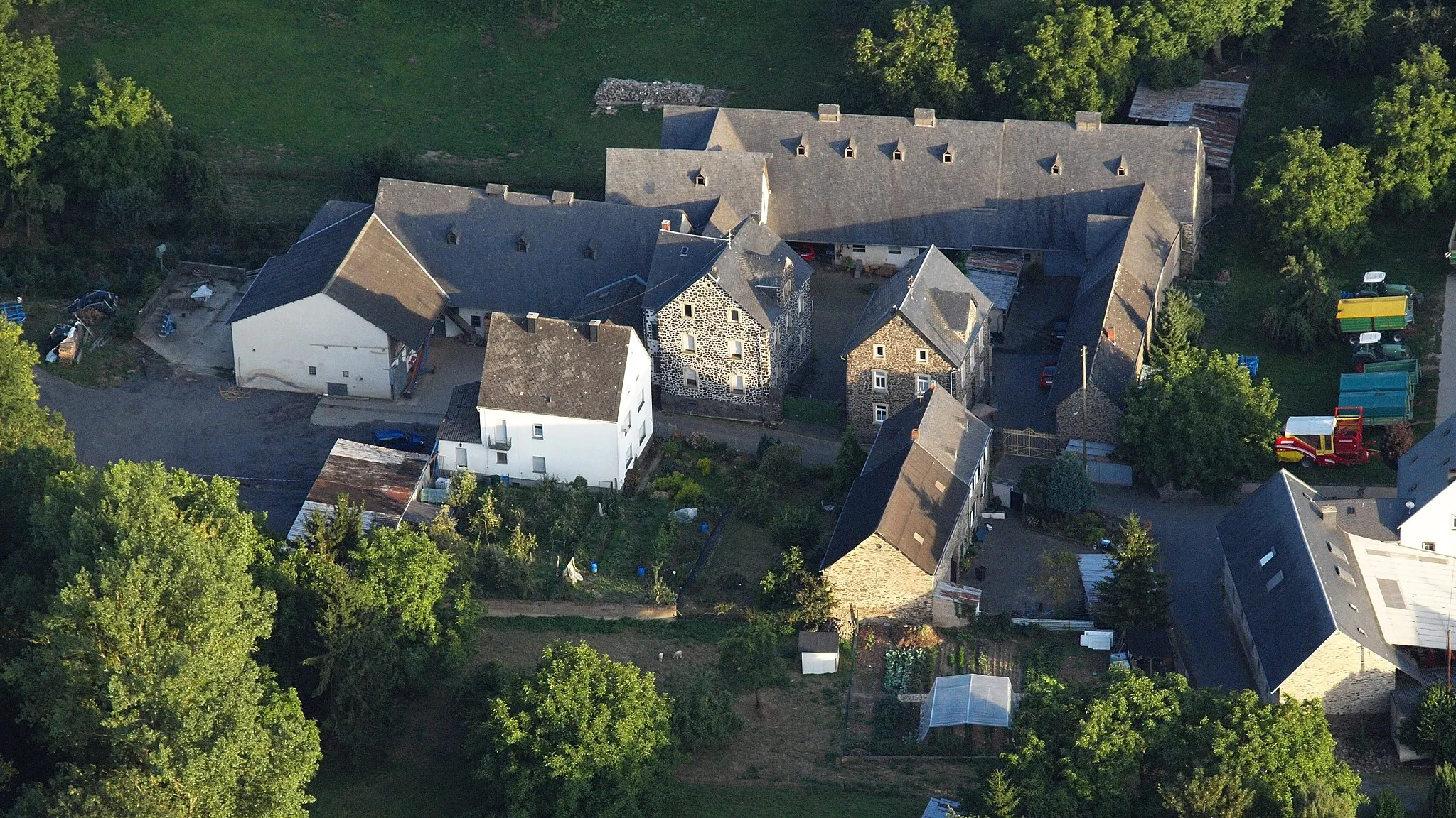 Photo showing: Naunheim, Erbhöfe Wey und Schmitt am Ende der Burgstrasse, Luftaufnahme (2015)