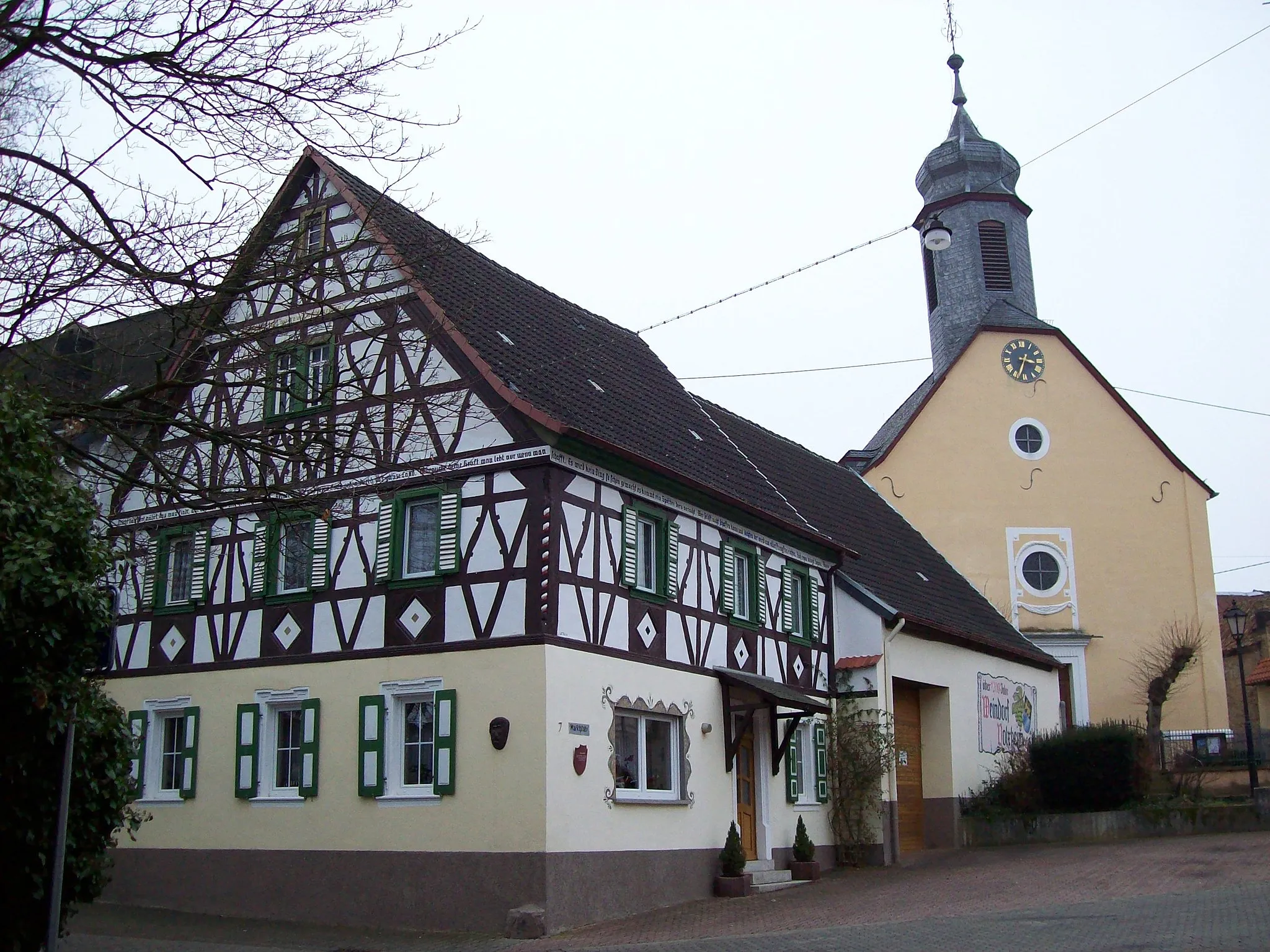 Photo showing: Evangelische Kirche in Volxheim / Rheinland Pfalz mit historischem Fachwerkhaus