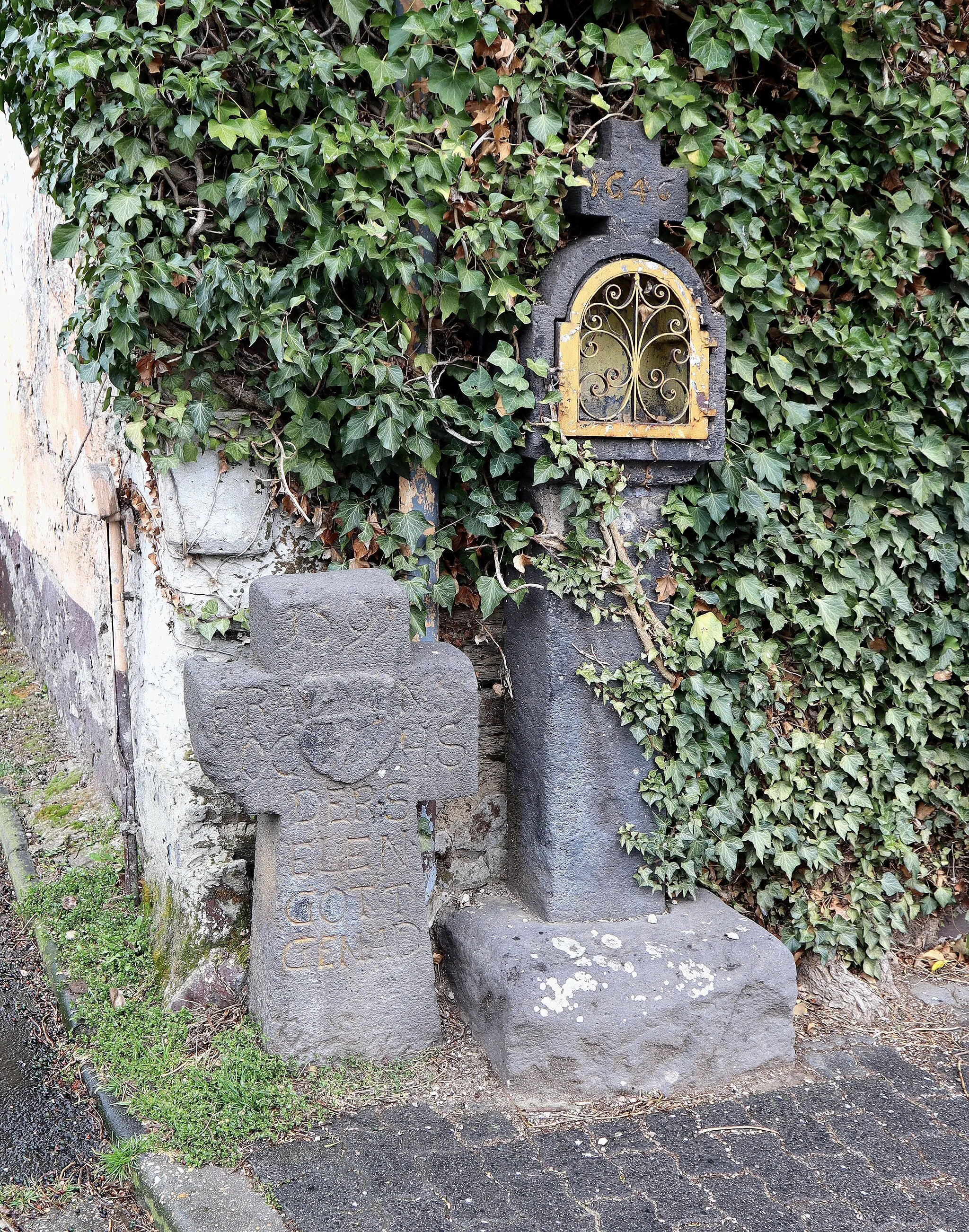 Photo showing: Wayside cross (1593) and wayside shrine (1646) in Polch (Germany).
This is a photograph of an architectural monument. It is on the list of cultural monuments of Polch.